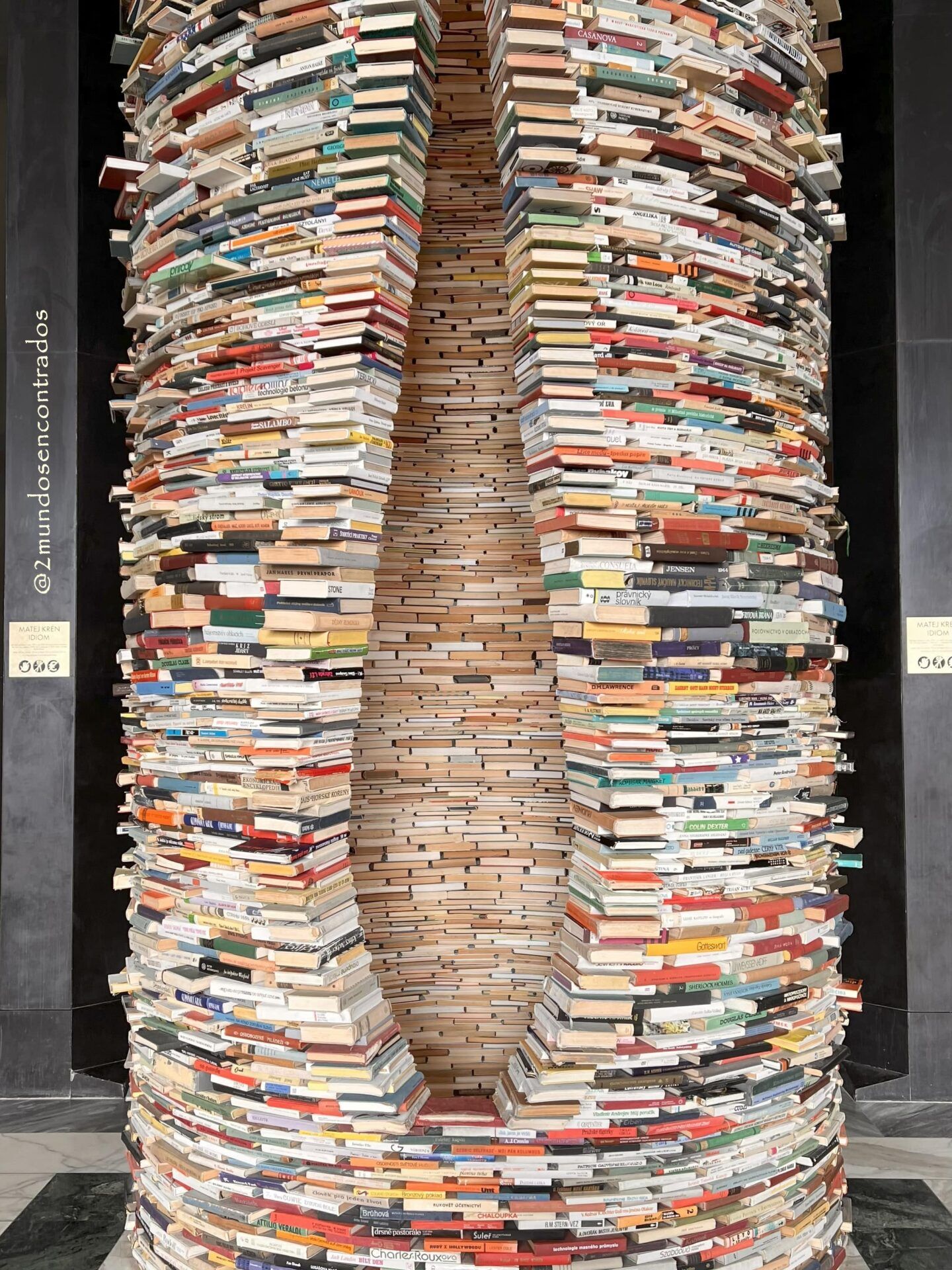 torre infinita de libros en la Biblioteca Municipal Praga
