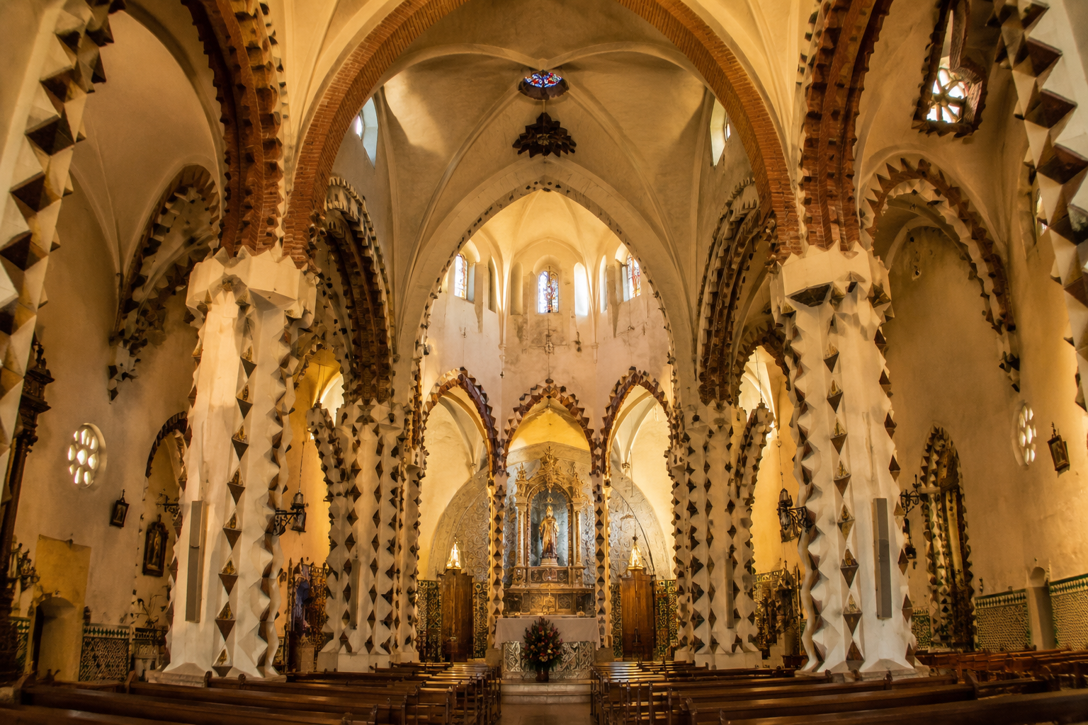 Interior del Santuario de la Mare de Déu de Montserrat de Montferri, una obra modernista diseñada por Josep Maria Jujol, discípulo de Antoni Gaudí.
