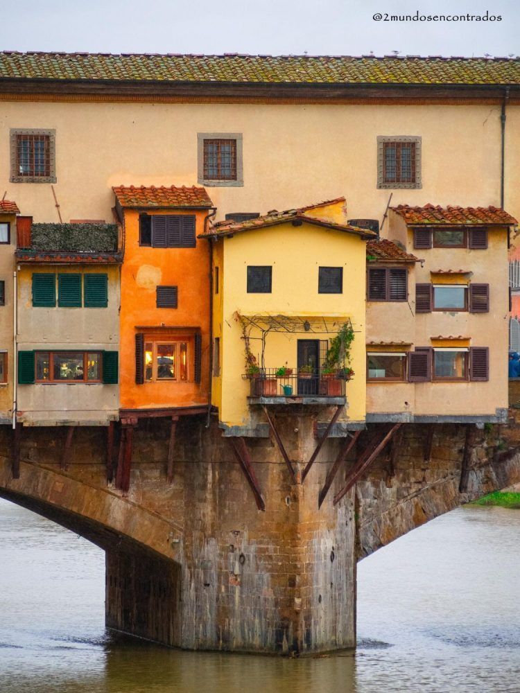 Florencia, Italia - Ponte Vecchio sobre el río Arno, incluido en nuestro itinerario por la Toscana en 9 días.