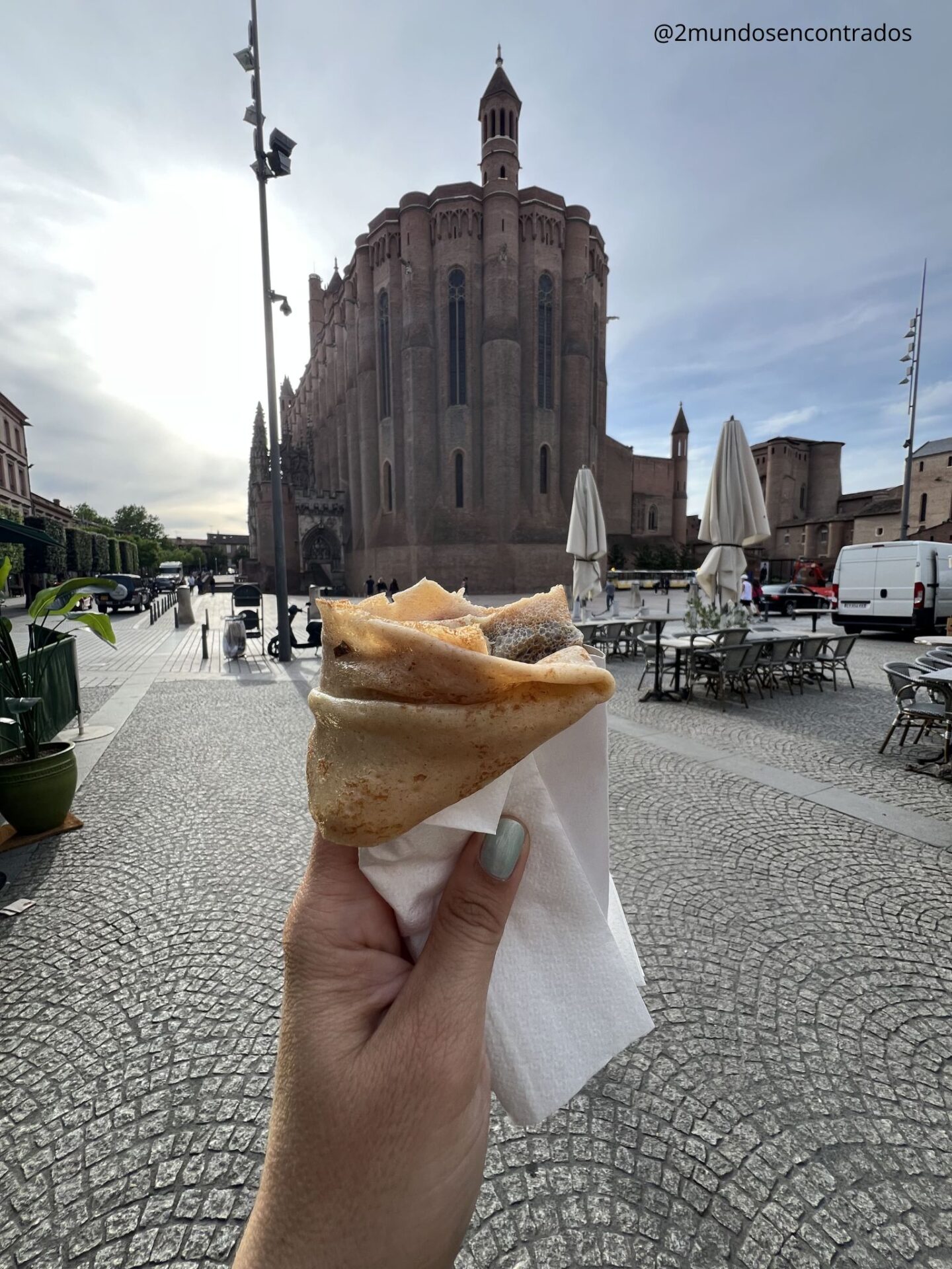 Disfrutando de un crêpe en Albi