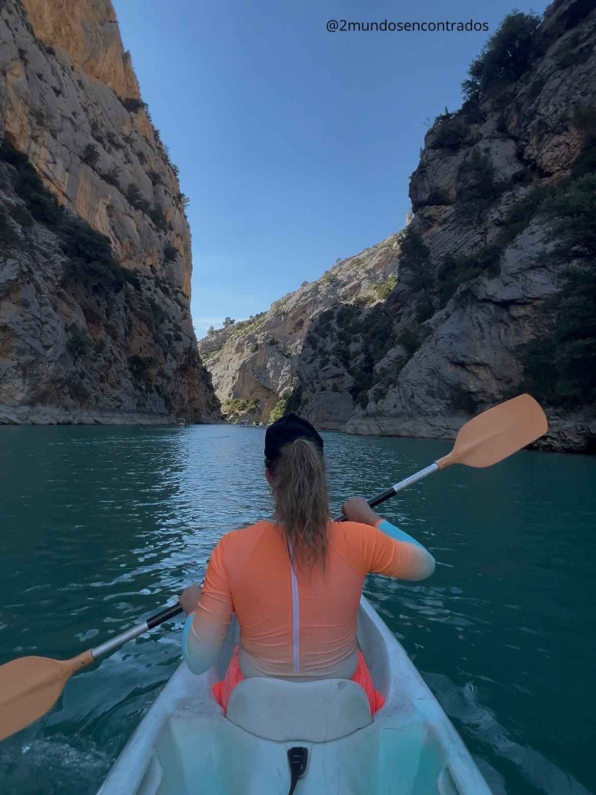 Kayak navegando entre los impresionantes acantilados de las Gargantas del Verdon, en el sur de Francia.