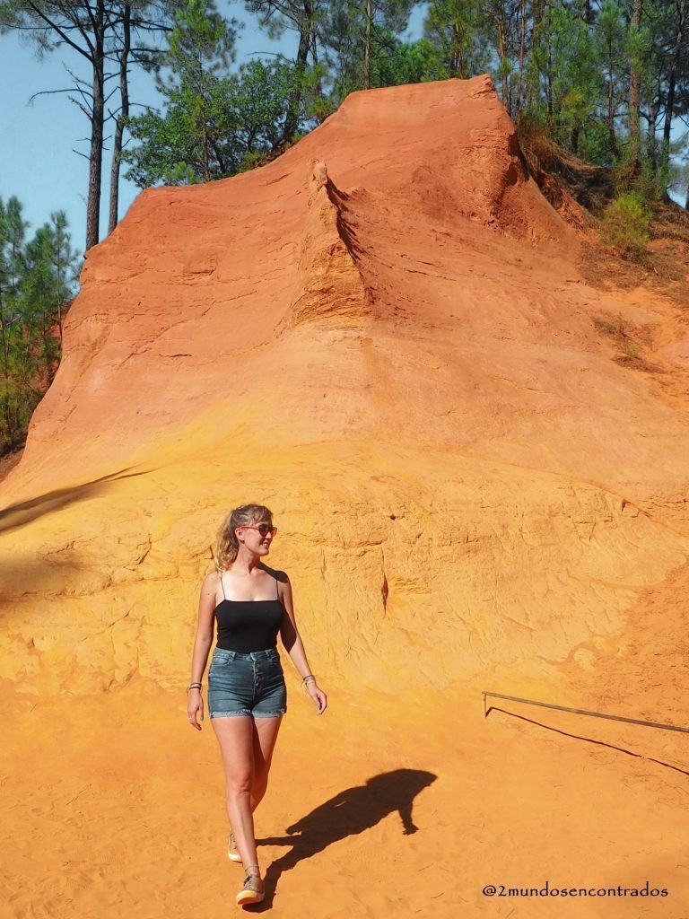 Ruta por el Sentier des Ocres en Roussillon, uno de los lugares más bonitos que ver en la región de la Provenza, Francia.