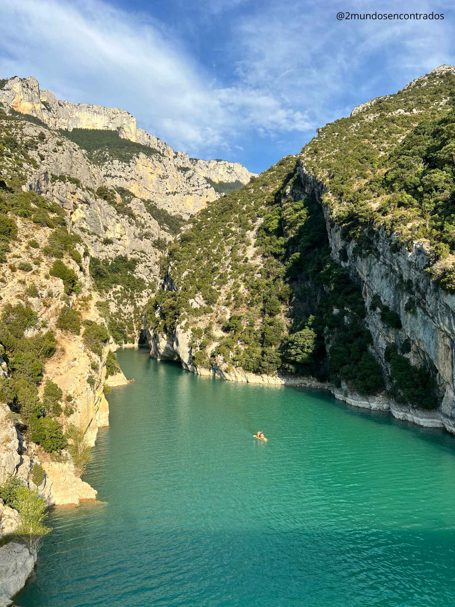 Vista panorámica de las Gargantas del Verdon con sus impresionantes acantilados de piedra caliza y aguas turquesas, en la Provenza francesa.