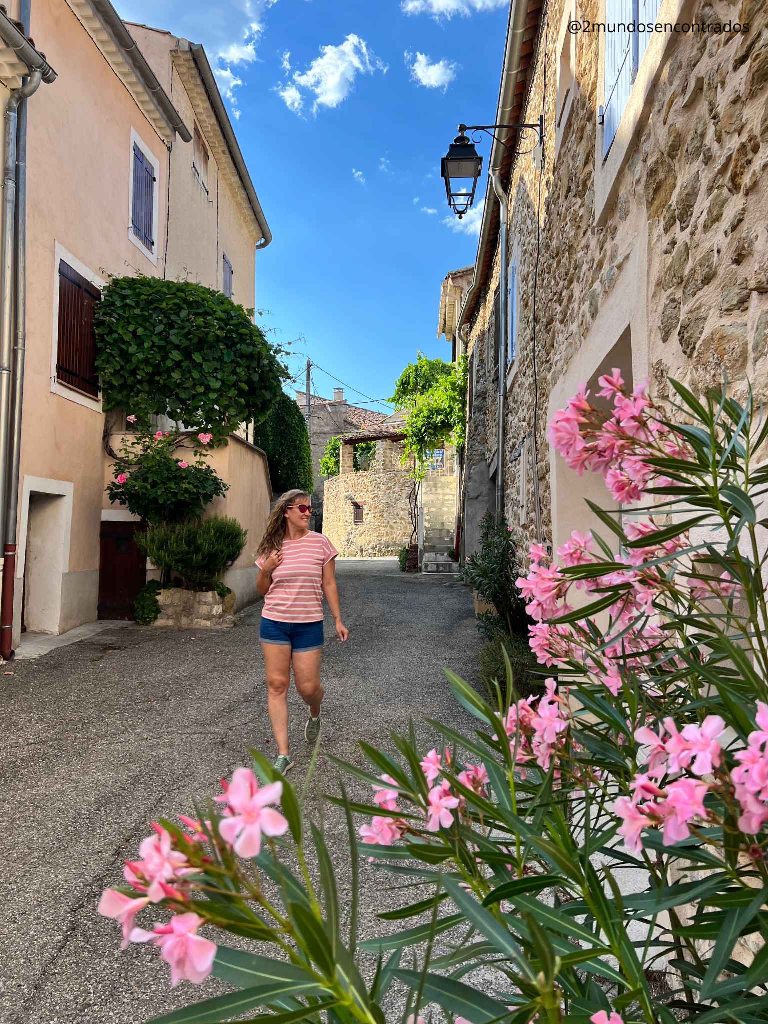 Casas de piedra y calle del centro histórico de Cruis, un encantador pueblo de la Provenza francesa. Qué ver en la Provenza en 11 días
