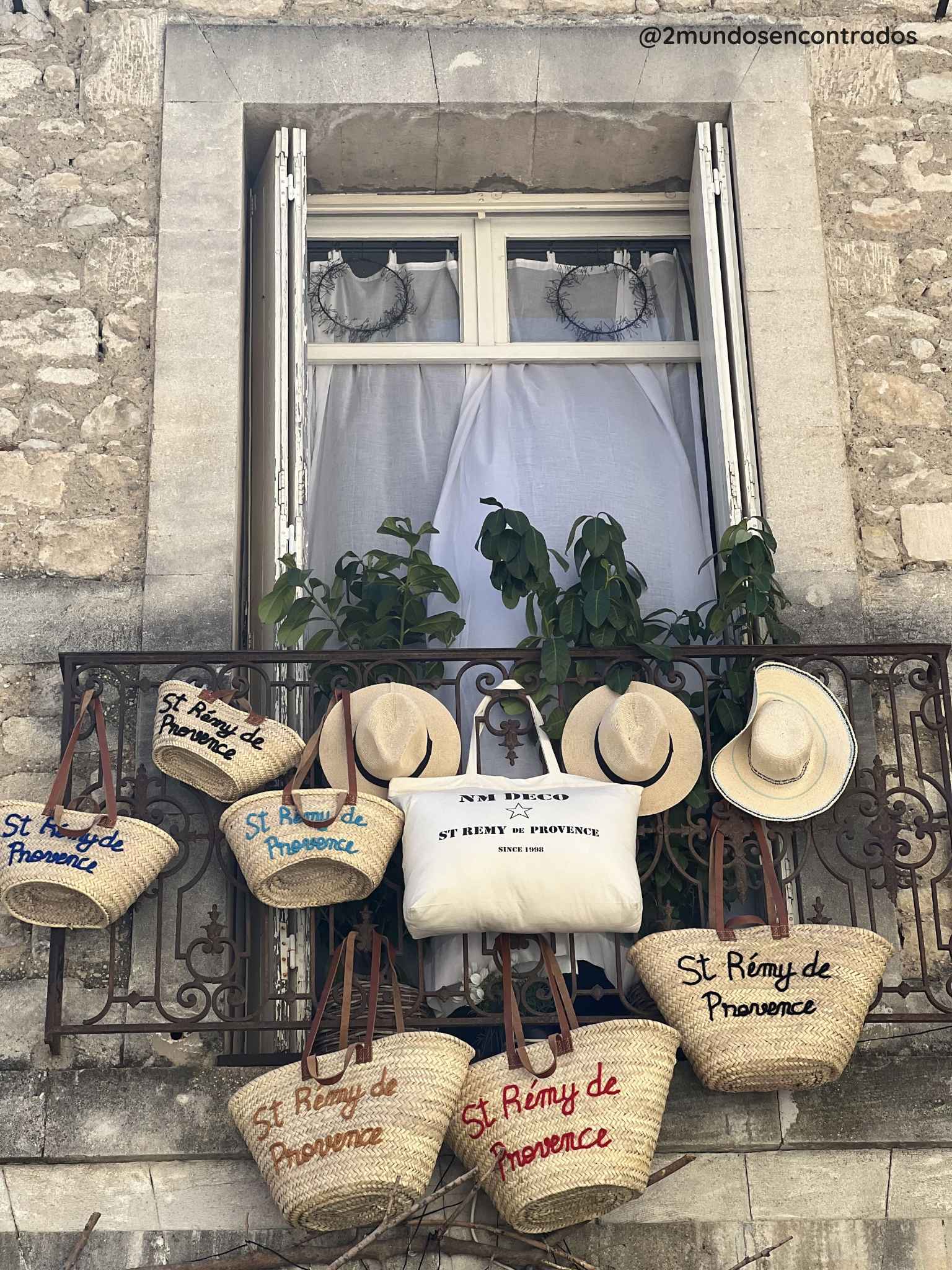 Balcón decorado con cestas y sombreros de paja típicos en una calle de Saint-Rémy-de-Provence, Francia. Qué ver en la Provenza en 11 días