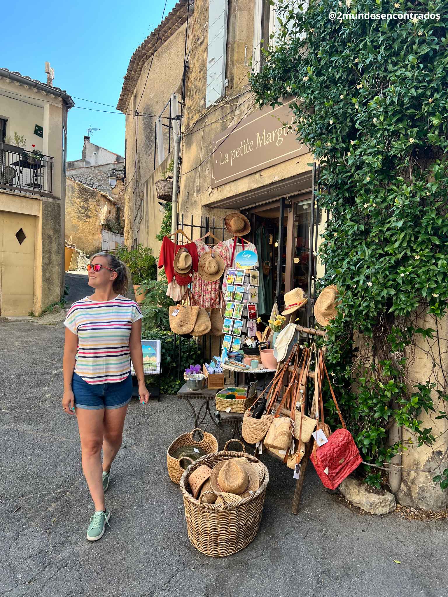 Eva paseando frente a la tienda de artesanía y sombreros La petite Margaux en un pueblo de la Provenza.