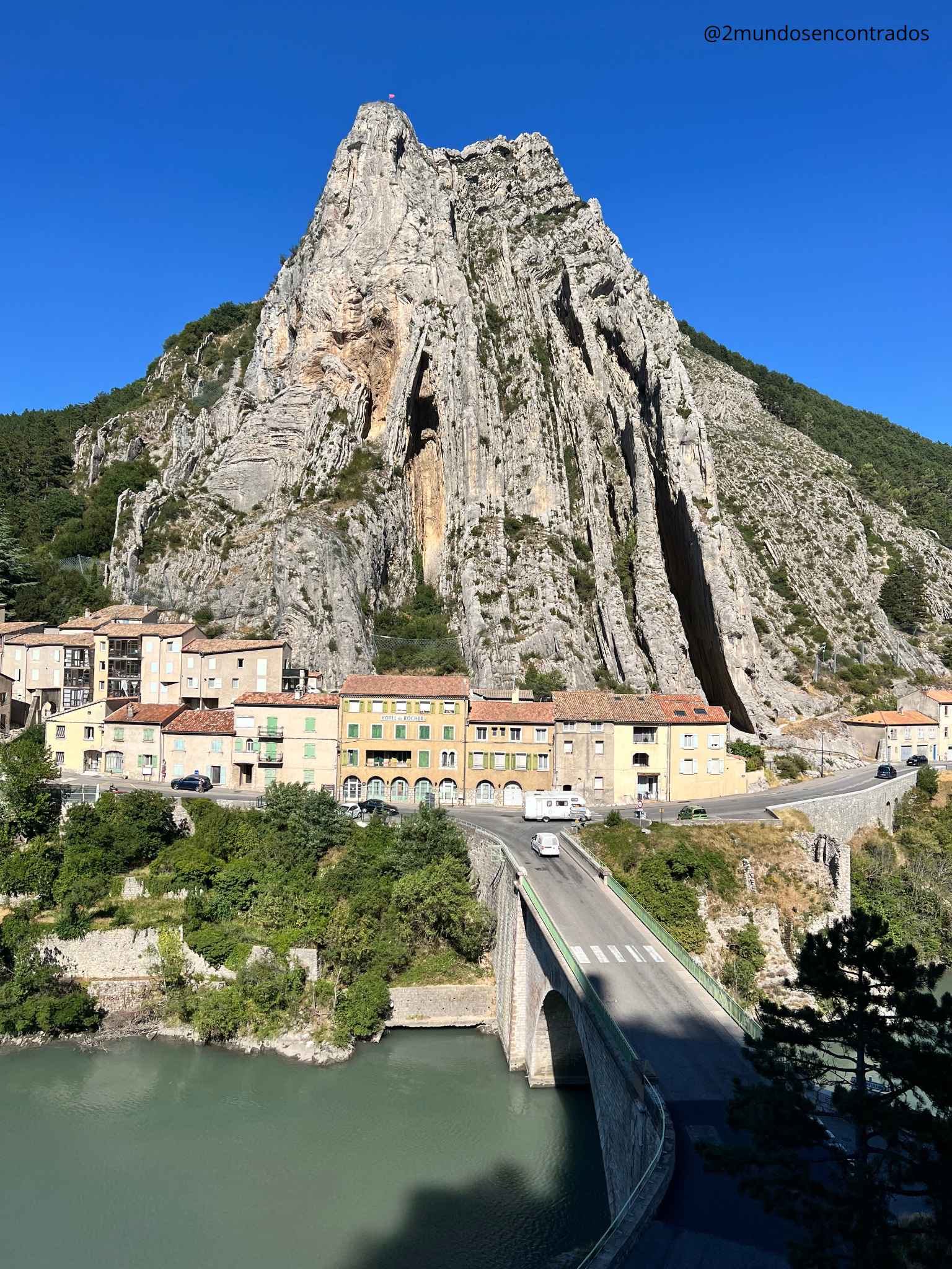 Vista del centro histórico de Sisteron con la ciudadela dominando el paisaje rocoso de los Alpes de Alta Provenza.