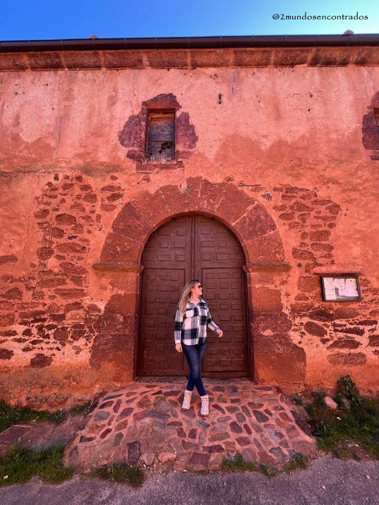 Escapada por los pueblos negros y rojos, Madriguera