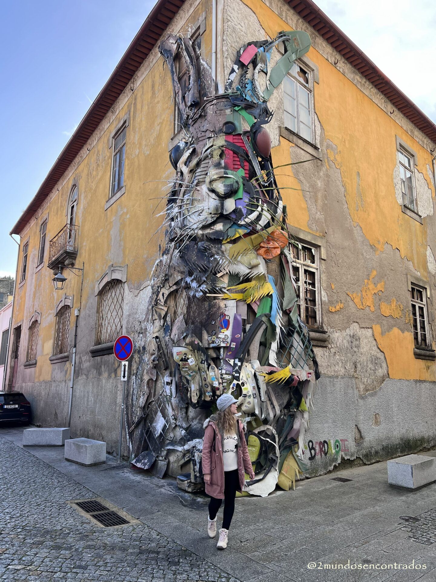 Obra conejo del artista Bordalo II, Oporto