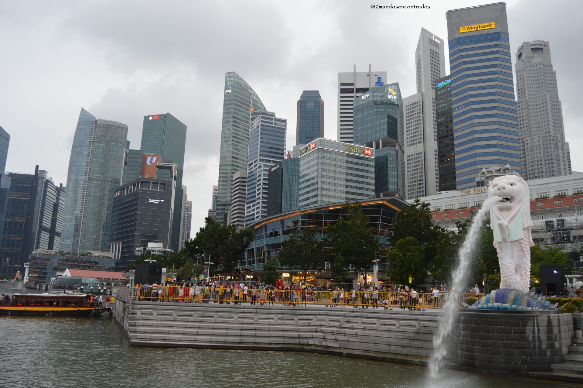 El enorme skyline de Singapur con el famoso Merlion