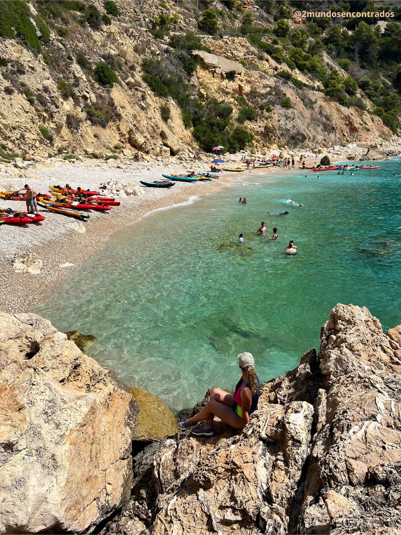 Cala Ambolo en Jávea con aguas turquesas y acantilados de la Costa Blanca, uno de los paisajes más espectaculares de Alicante.