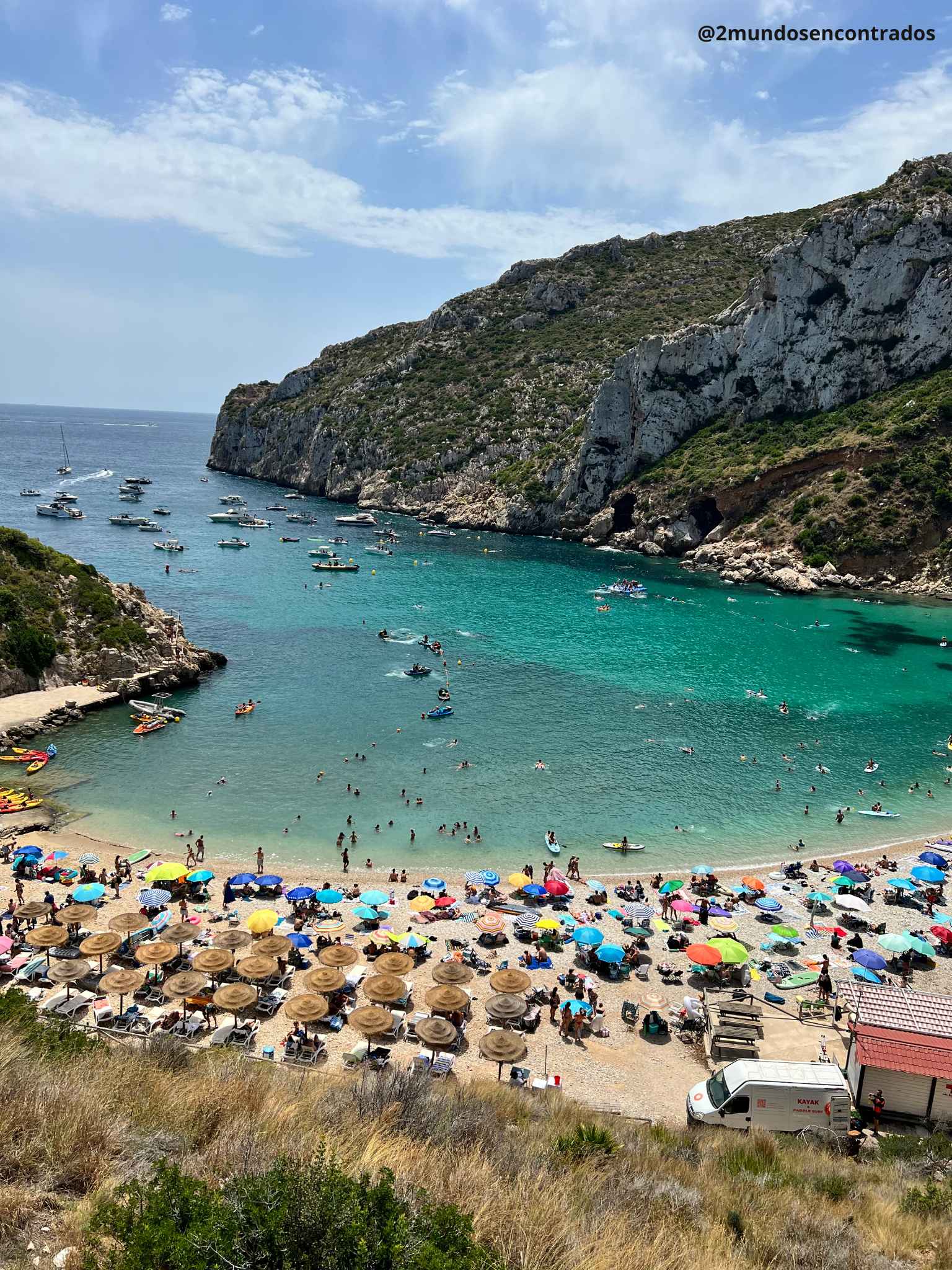 Vistas de la Cala Granadella en Jávea con sus aguas cristalinas y la playa de piedra, uno de los rincones imprescindibles de Alicante.