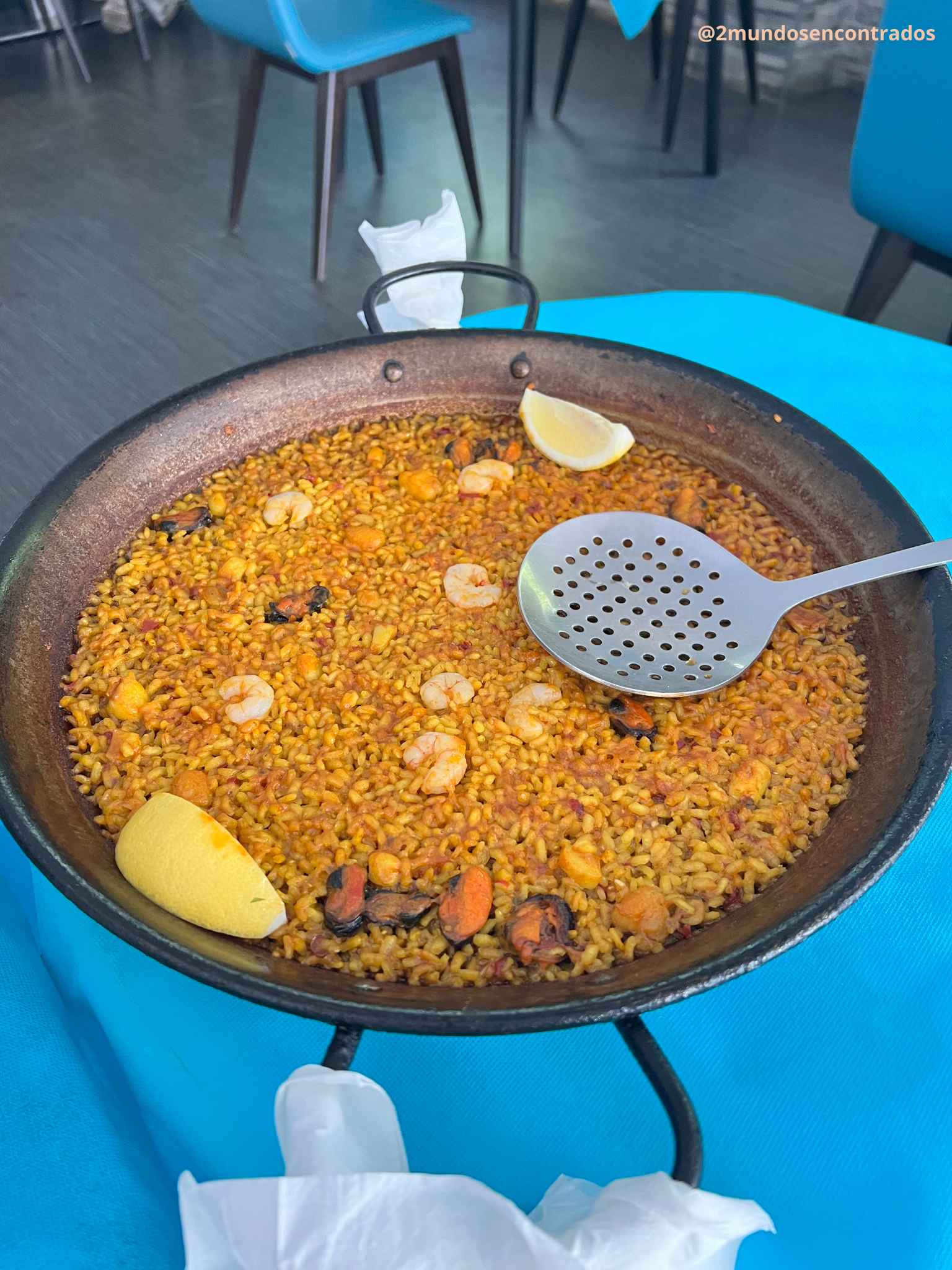 Paella de marisco tradicional en un restaurante de Jávea, uno de los platos típicos que probar en la Costa Blanca.
