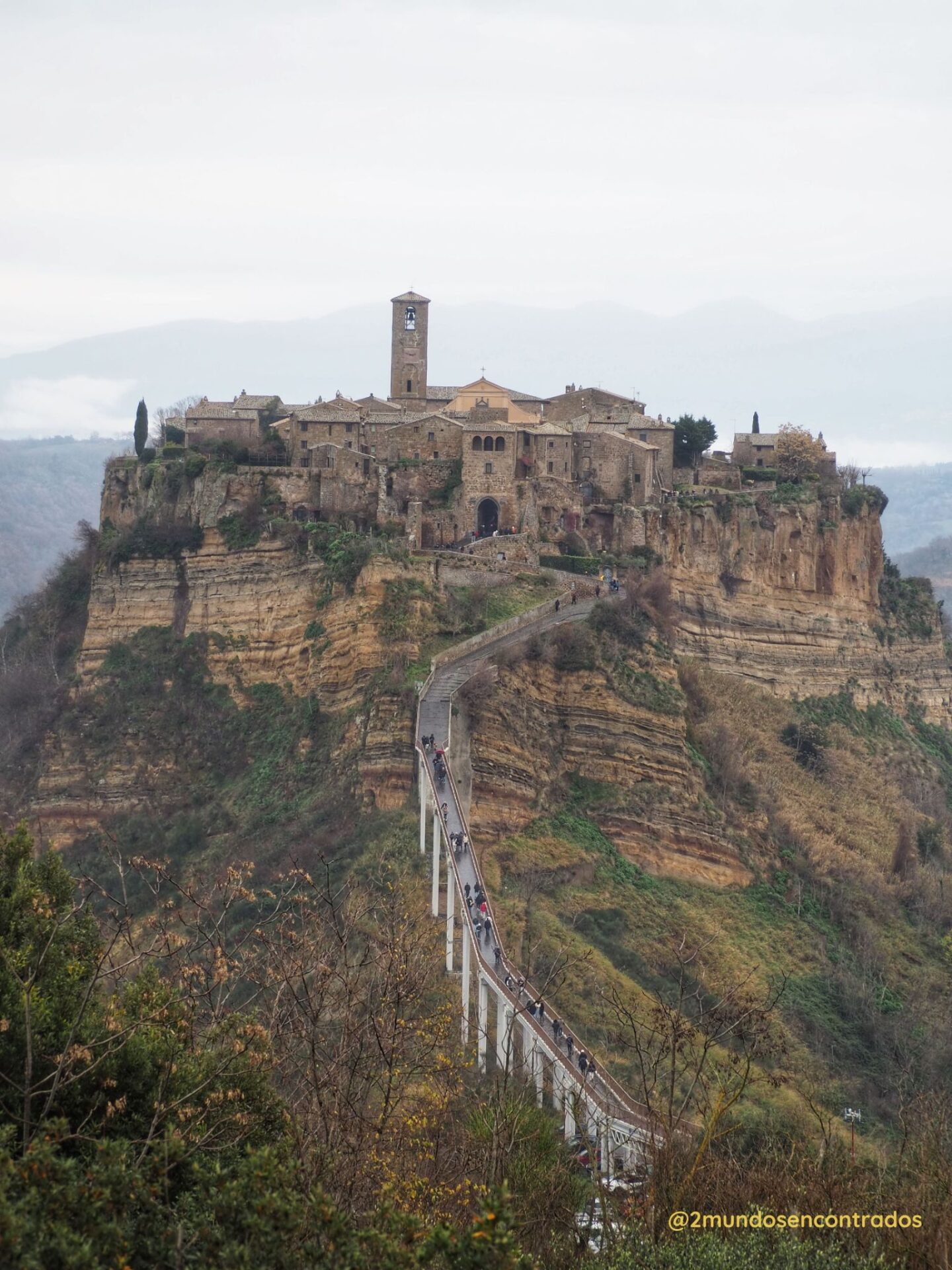 Civita di Bagnoregio vista desde el mirador: un pueblo medieval suspendido sobre la colina de toba.