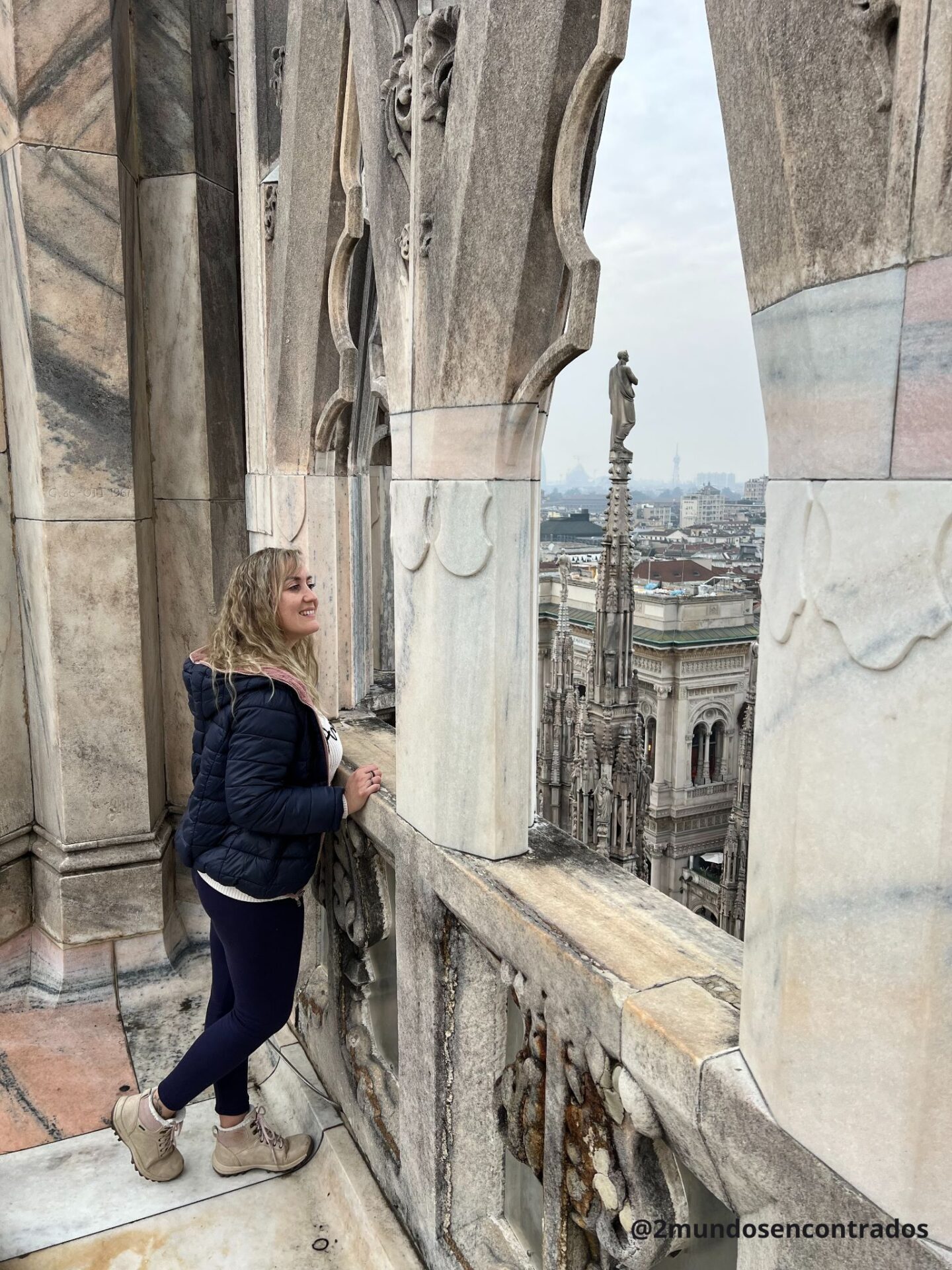 Terrazas del Duomo de Milán con vistas a la ciudad.