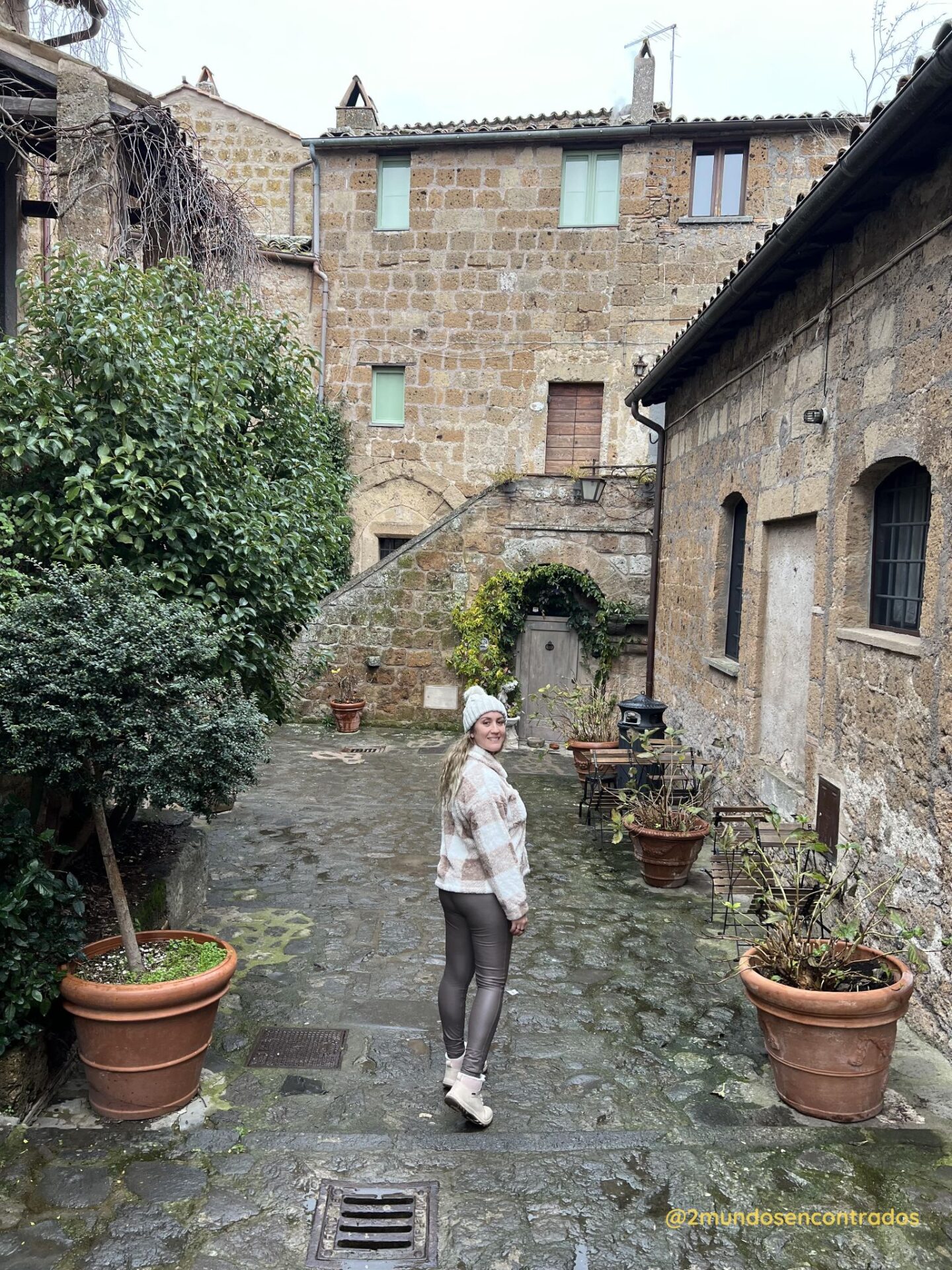 Calles empedradas y casas de piedra de Civita di Bagnoregio, uno de los pueblos más bonitos de Italia