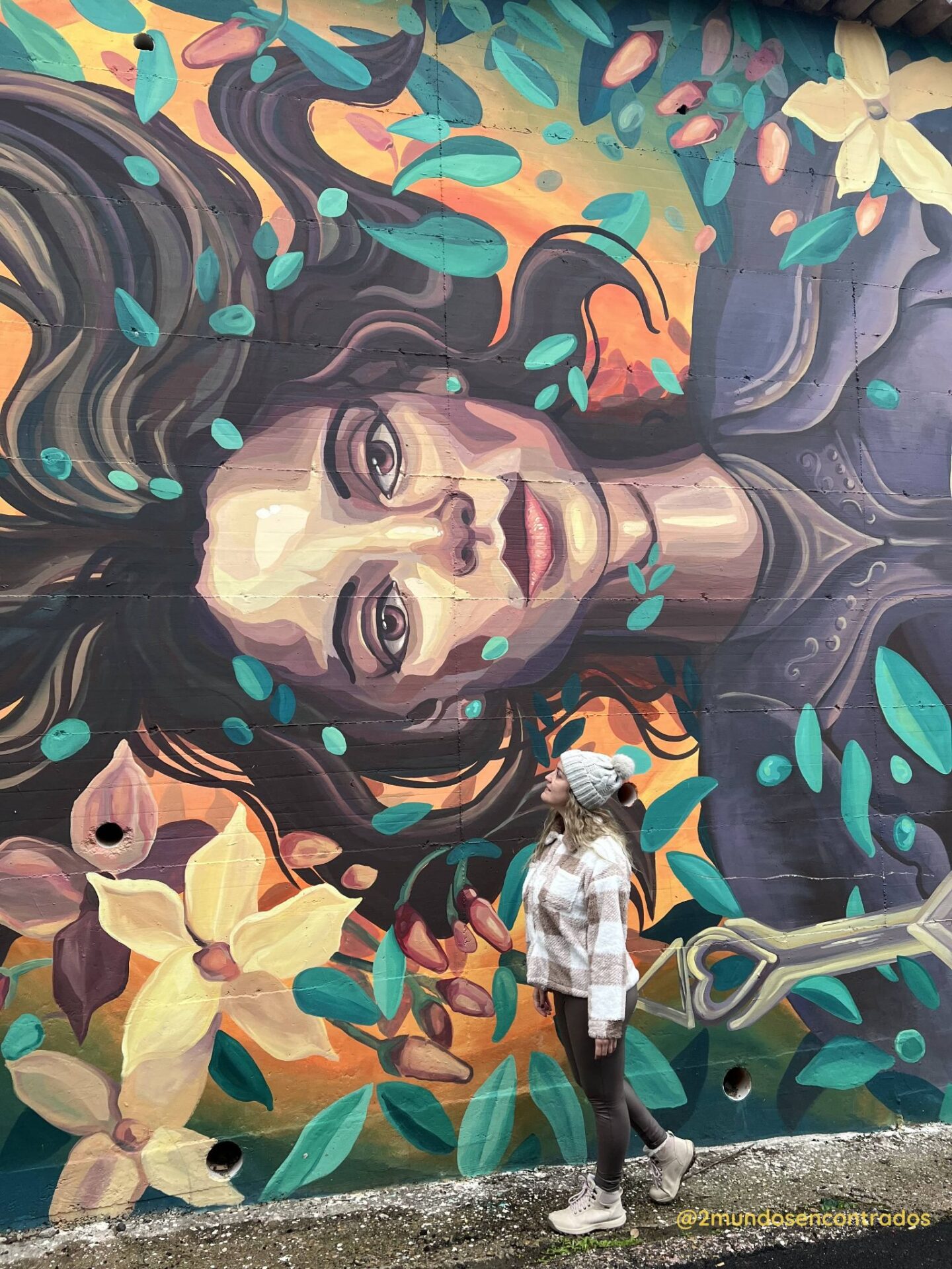 Calles de Sant’Angelo decoradas con murales coloridos, creando un ambiente único y mágico.