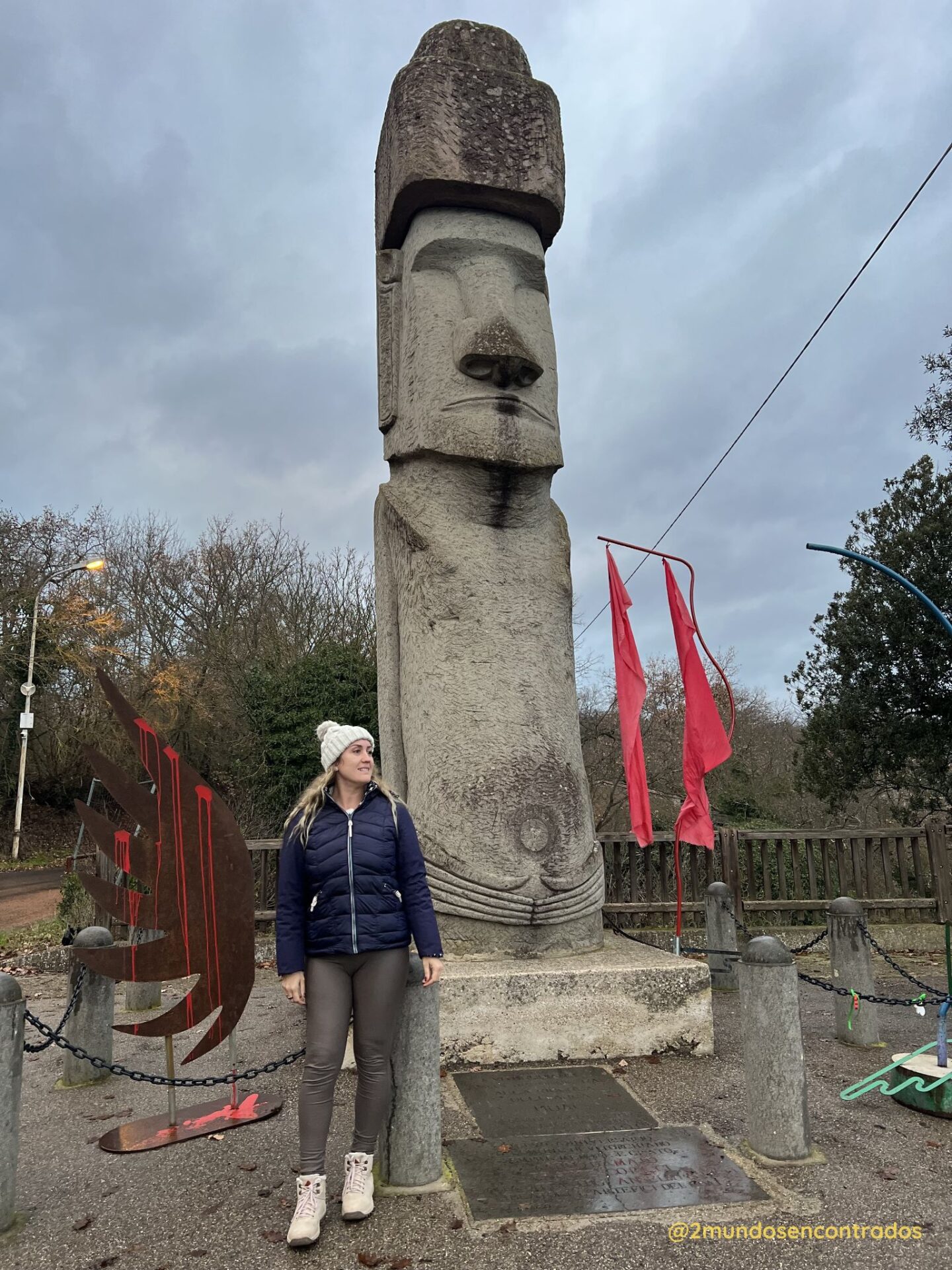 Estatua de Moai en Vitorchiano, curiosidad única en la región del Lacio, Italia.