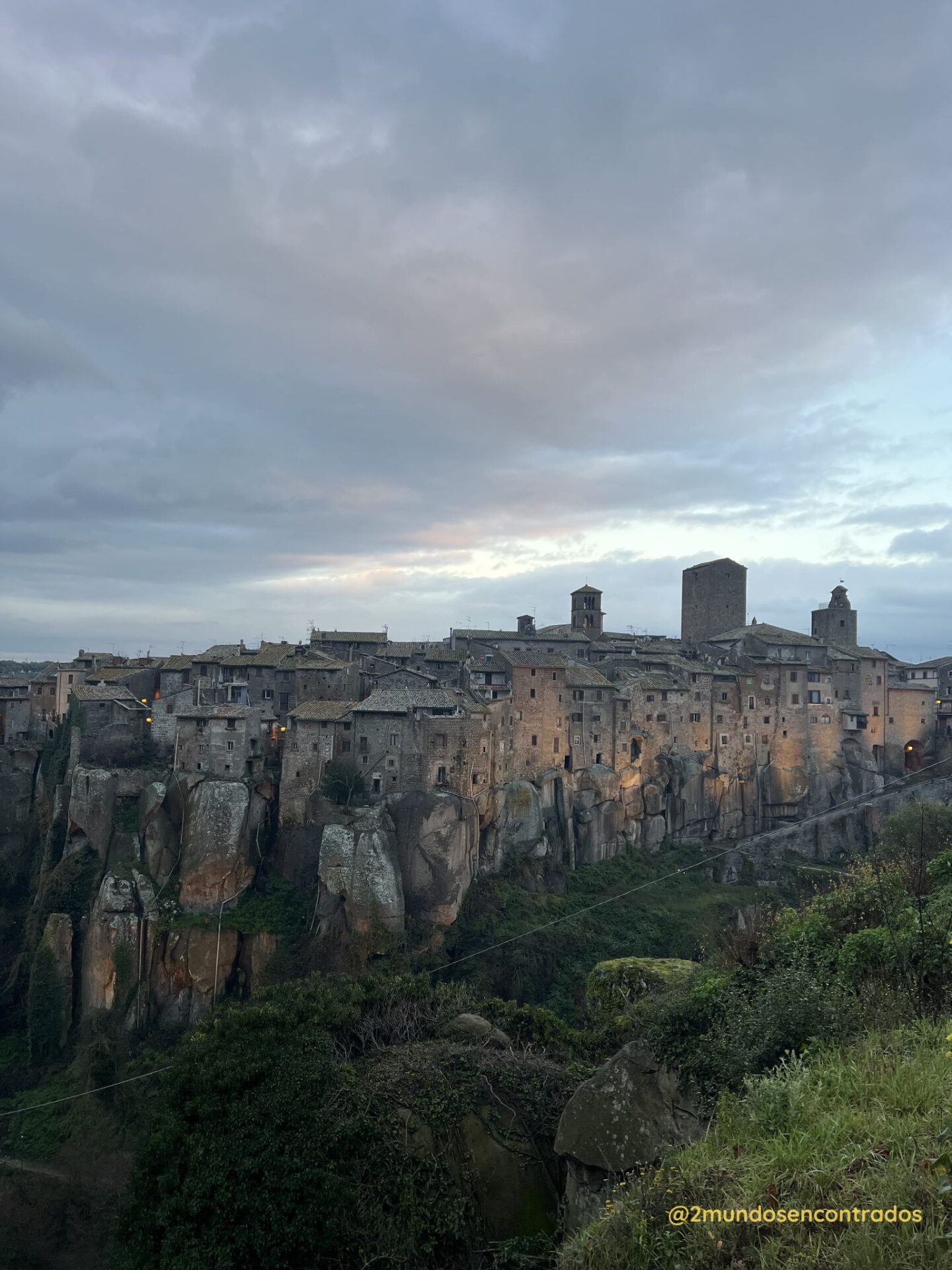 Panorámica de Vitorchiano, un pintoresco pueblo medieval sobre un acantilado en la provincia de Viterbo