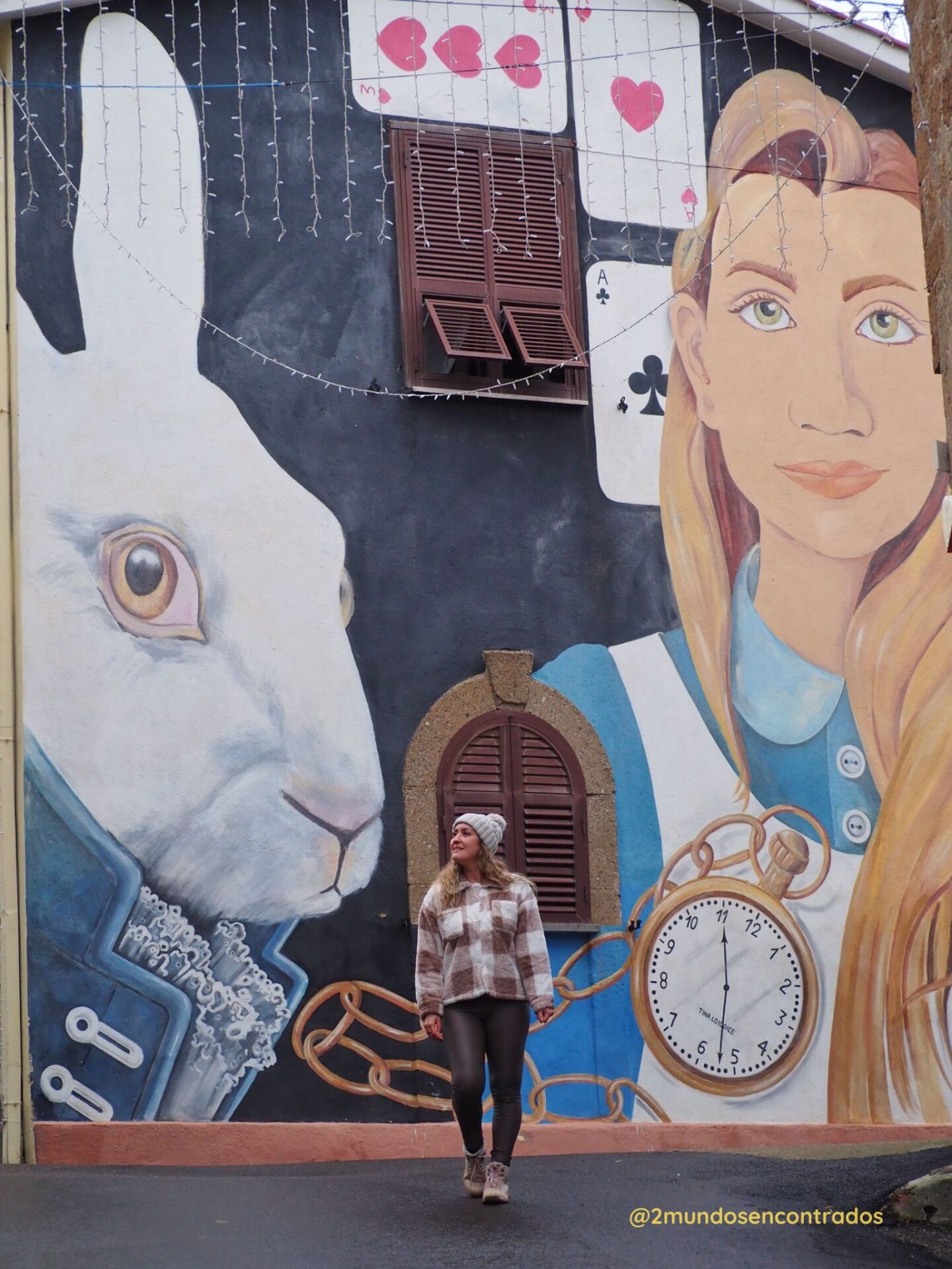 Murales pintados a mano en Sant’Angelo, el encantador pueblo de las hadas en la región del Lacio