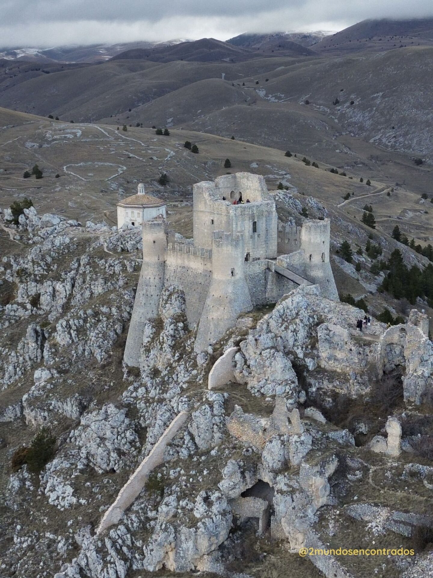 Paisaje de montaña en Abruzzo, ideal para descubrir su naturaleza en un viaje de Abruzzo en 5 días