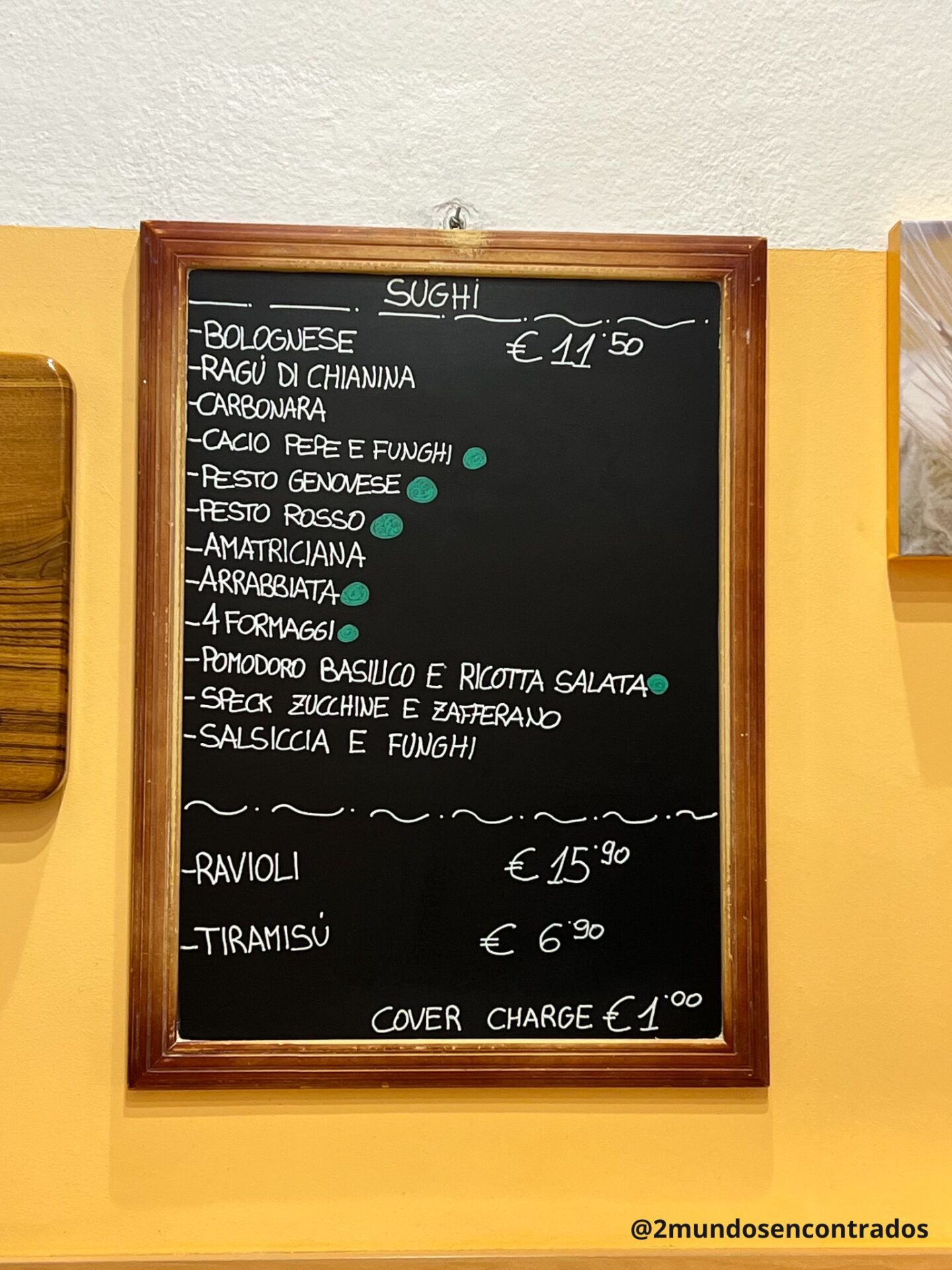 Cartel con los precios de los platos de pasta en el local I Sapori della Pasta, Milán