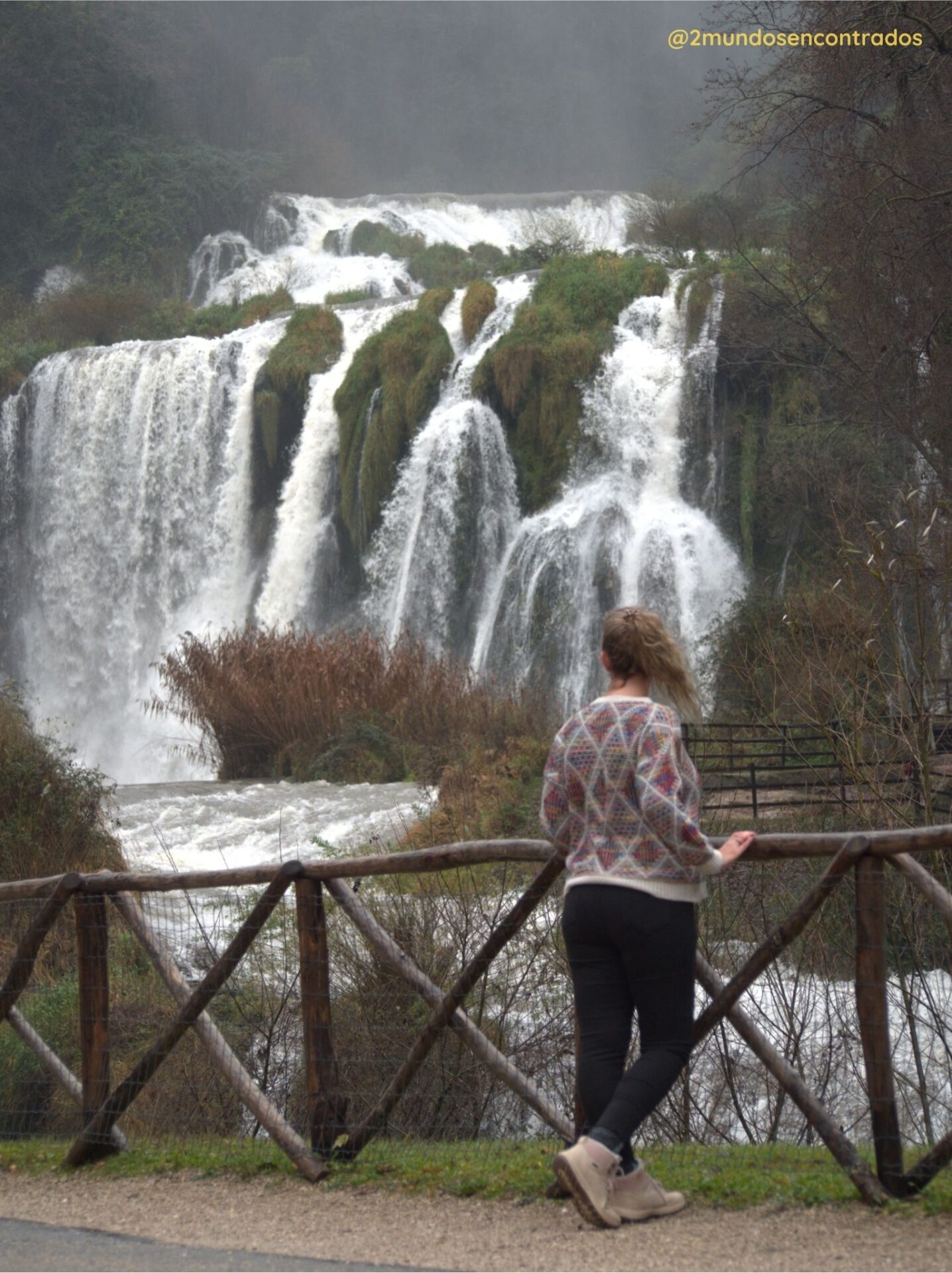 Cascate delle Marmore, impresionante cascada con agua cayendo entre acantilados verdes - Abruzzo en 5 días
