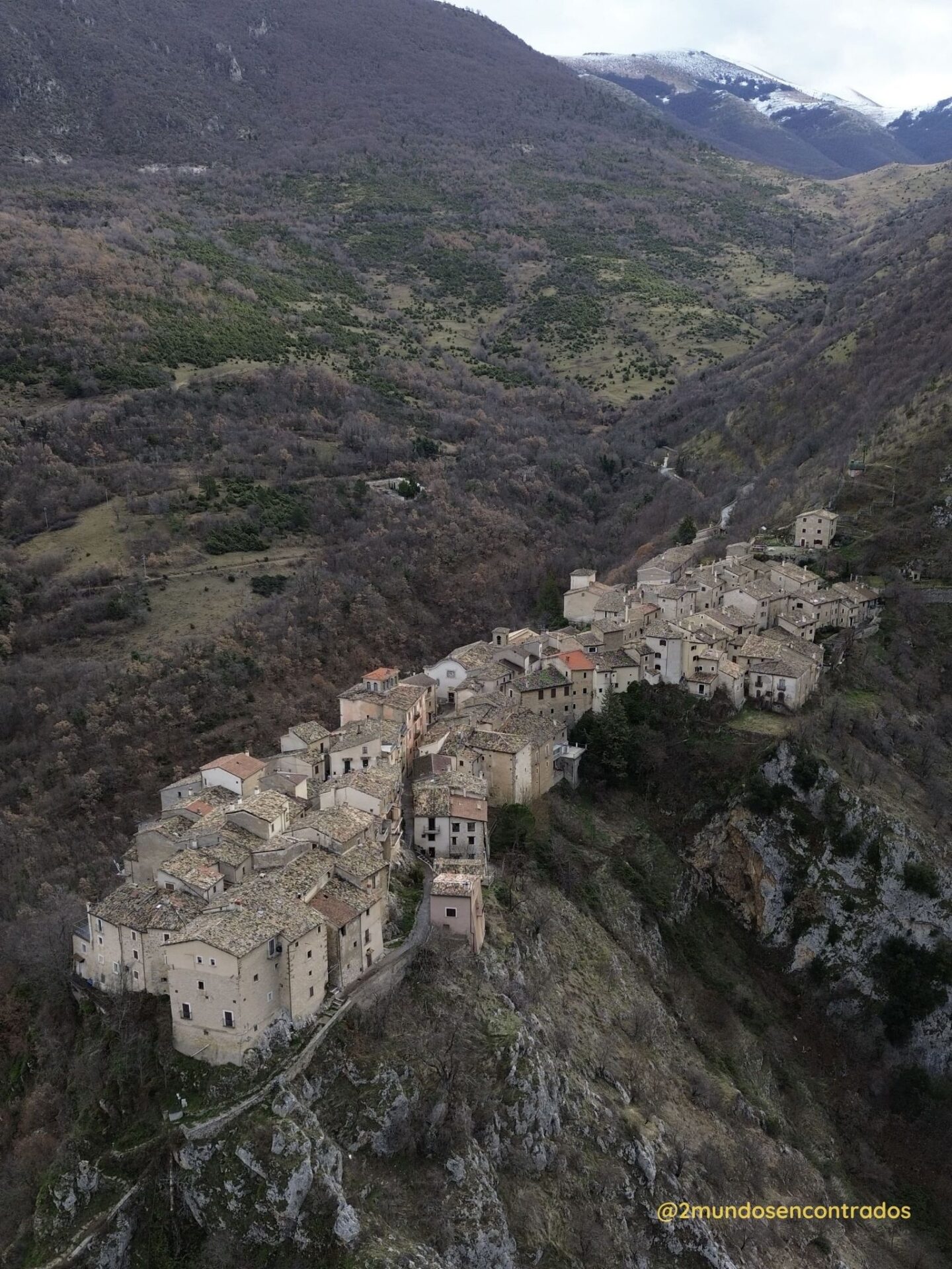 Pueblo medieval de piedra encaramado a una colina italiana