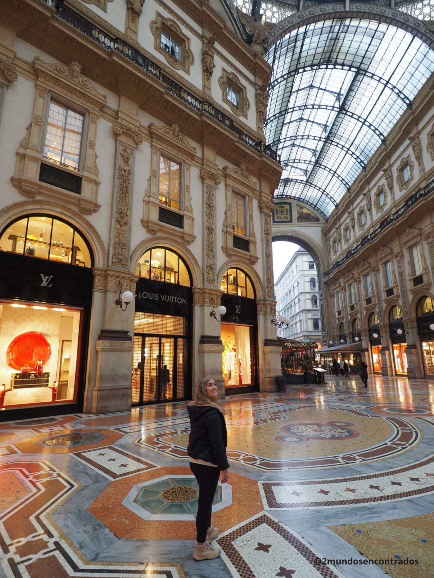 Interior de la Galleria Vittorio Emanuele II en Milán con su cúpula de vidrio y hierro