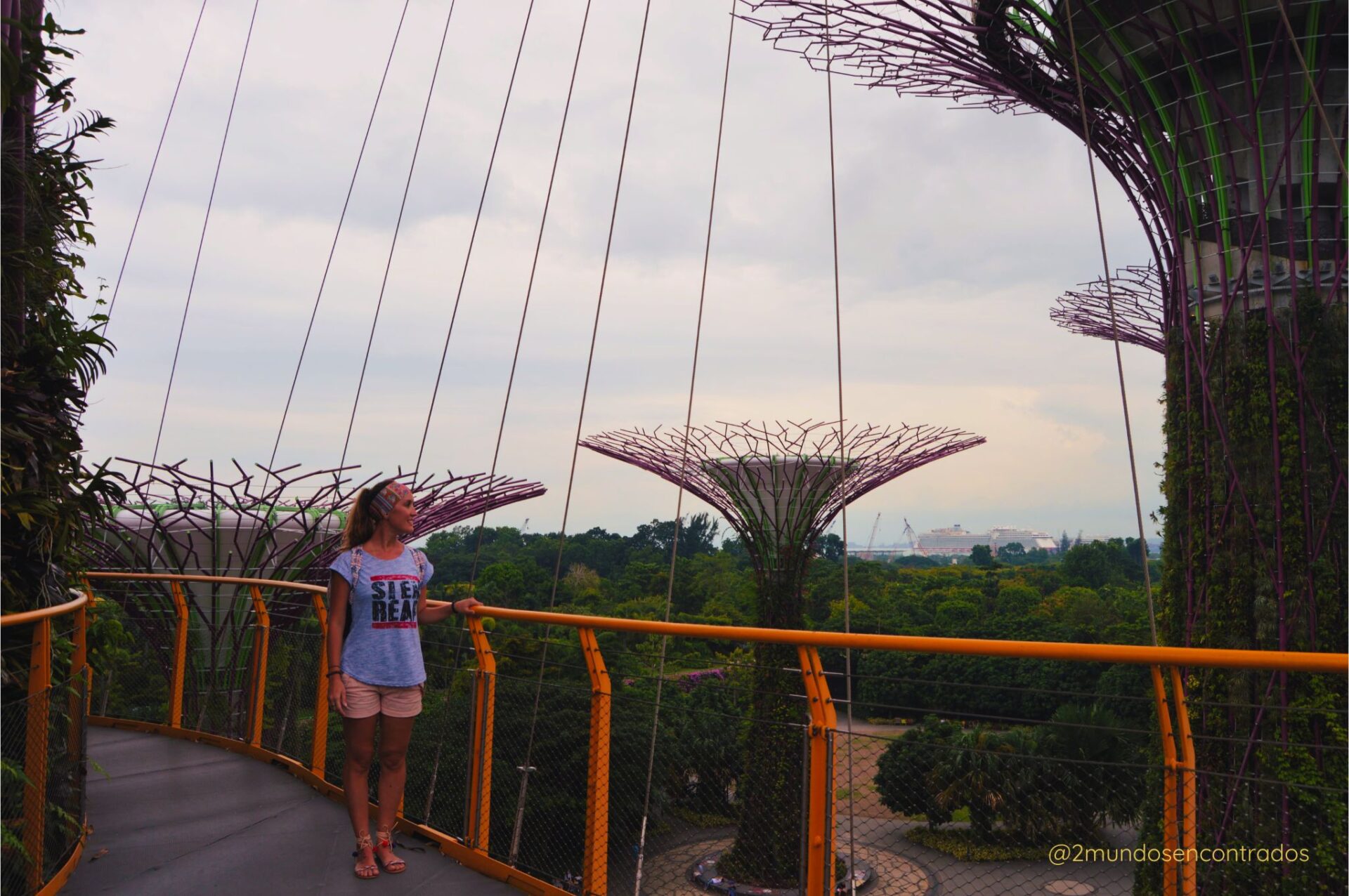 Caminando por las pasarelas de Gardens by the Bay en Singapur