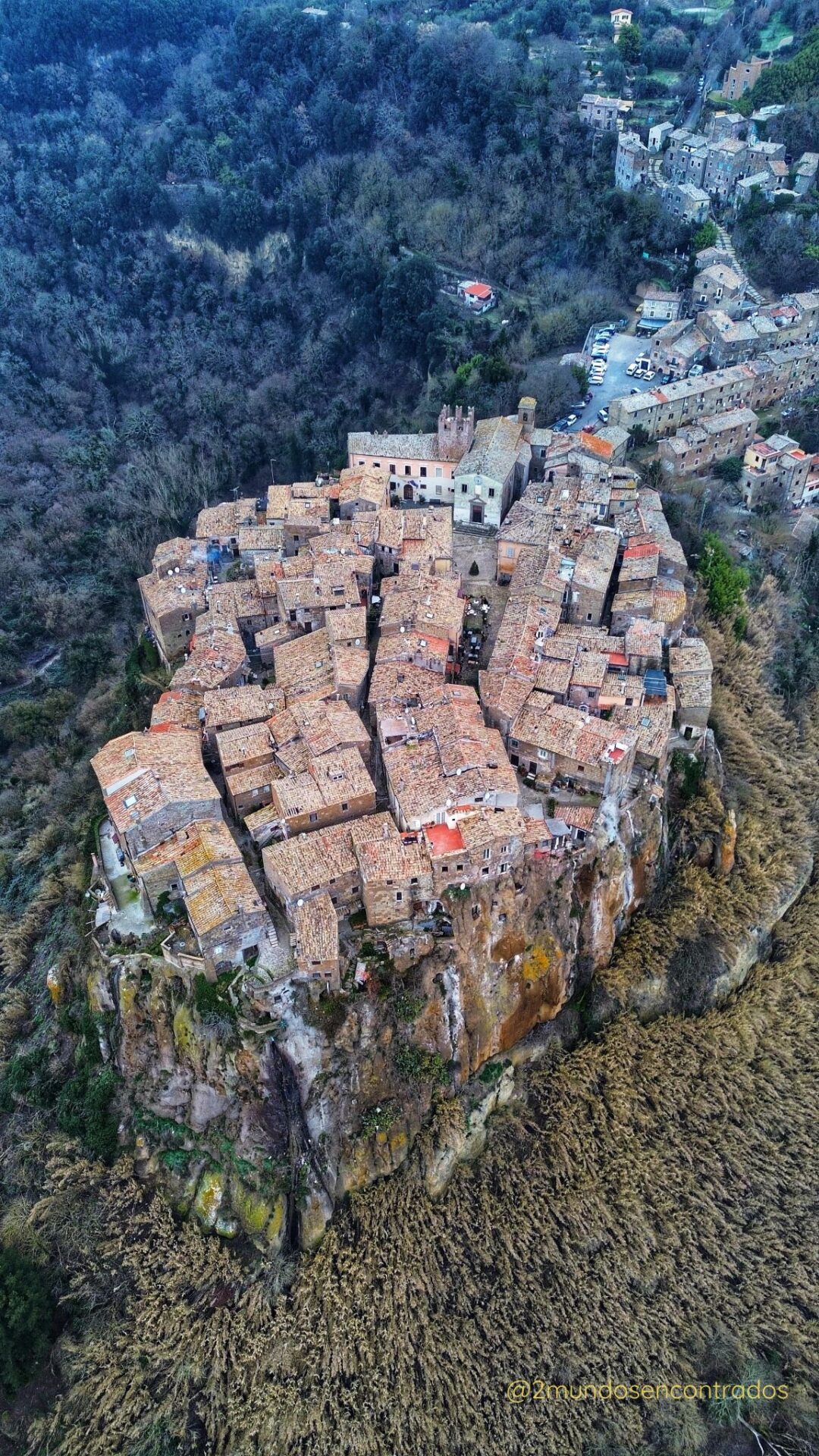 Vista aérea de Calcata, el pintoresco pueblo suspendido sobre un acantilado en la provincia de Viterbo.