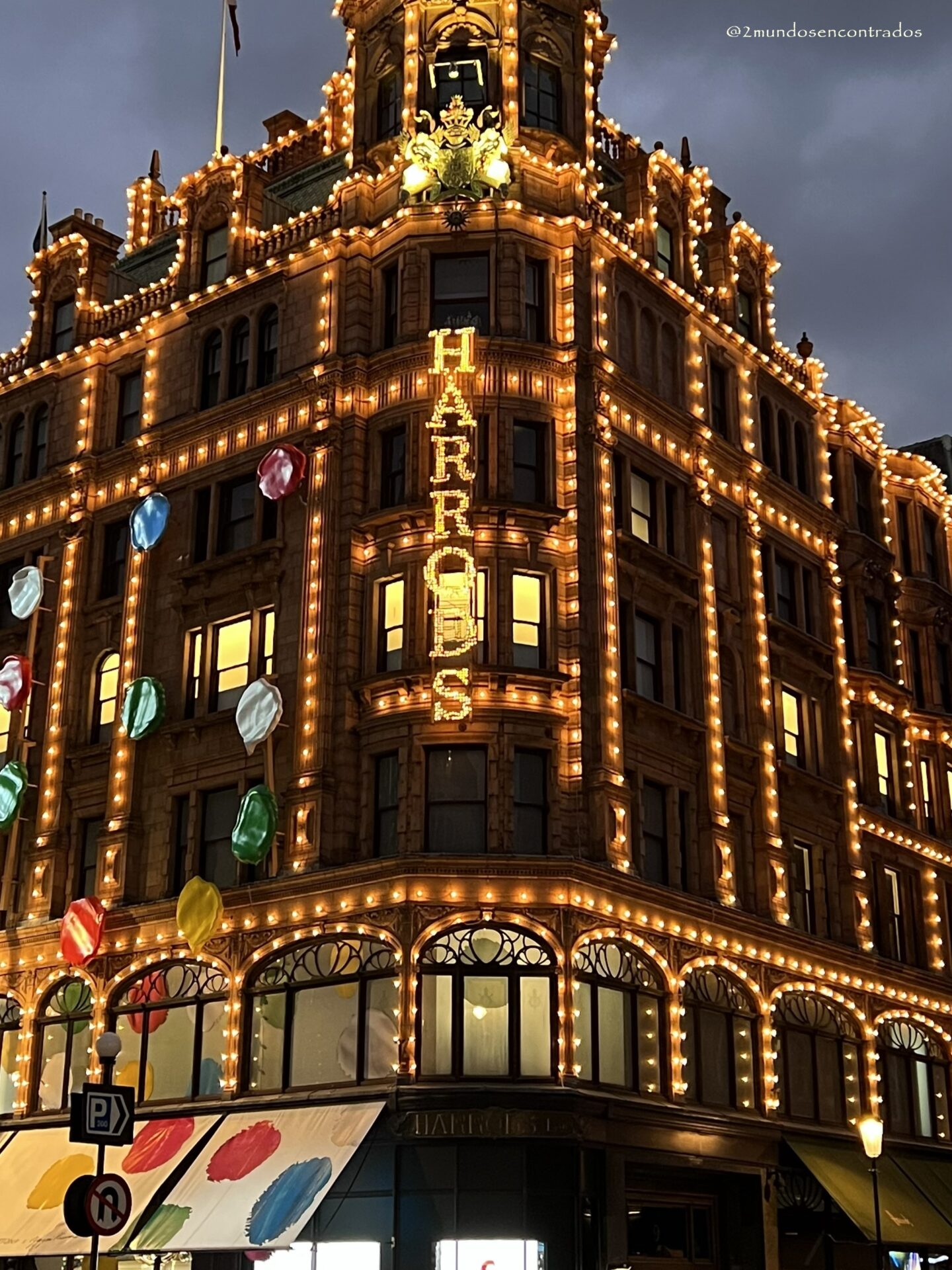 Fachada principal de Harrods en Londres, con su iluminaciĂłn caracterĂstica y escaparates.