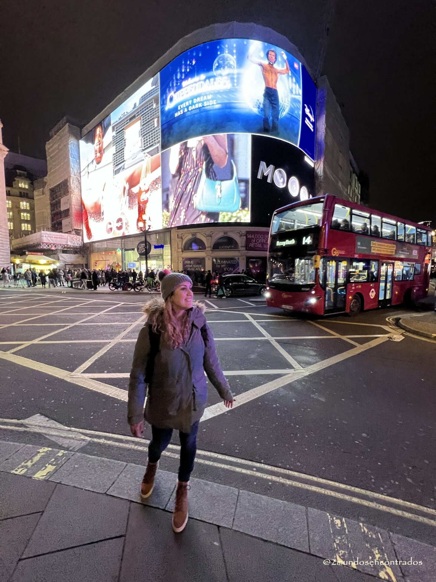 Vista nocturna de Piccadilly Circus en Londres con pantallas LED iluminadas y trĂĄfico urbano.