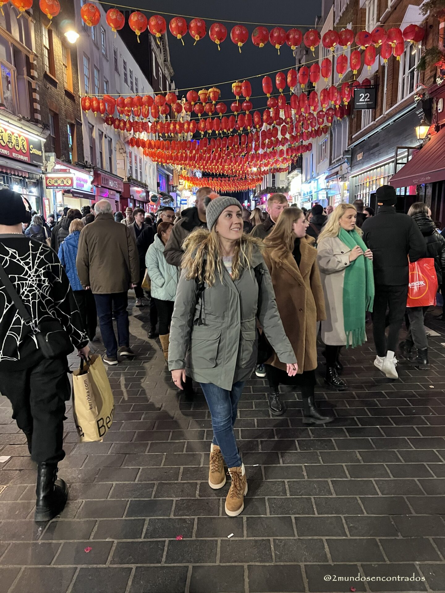 Calle de Chinatown en Londres decorada con farolillos rojos y comercios asiĂĄticos.