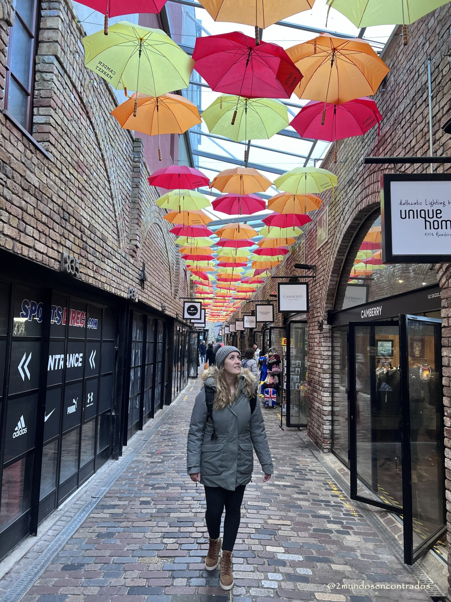 Calle de Camden Town decorada con paraguas colgando de colores sobre los visitantes.