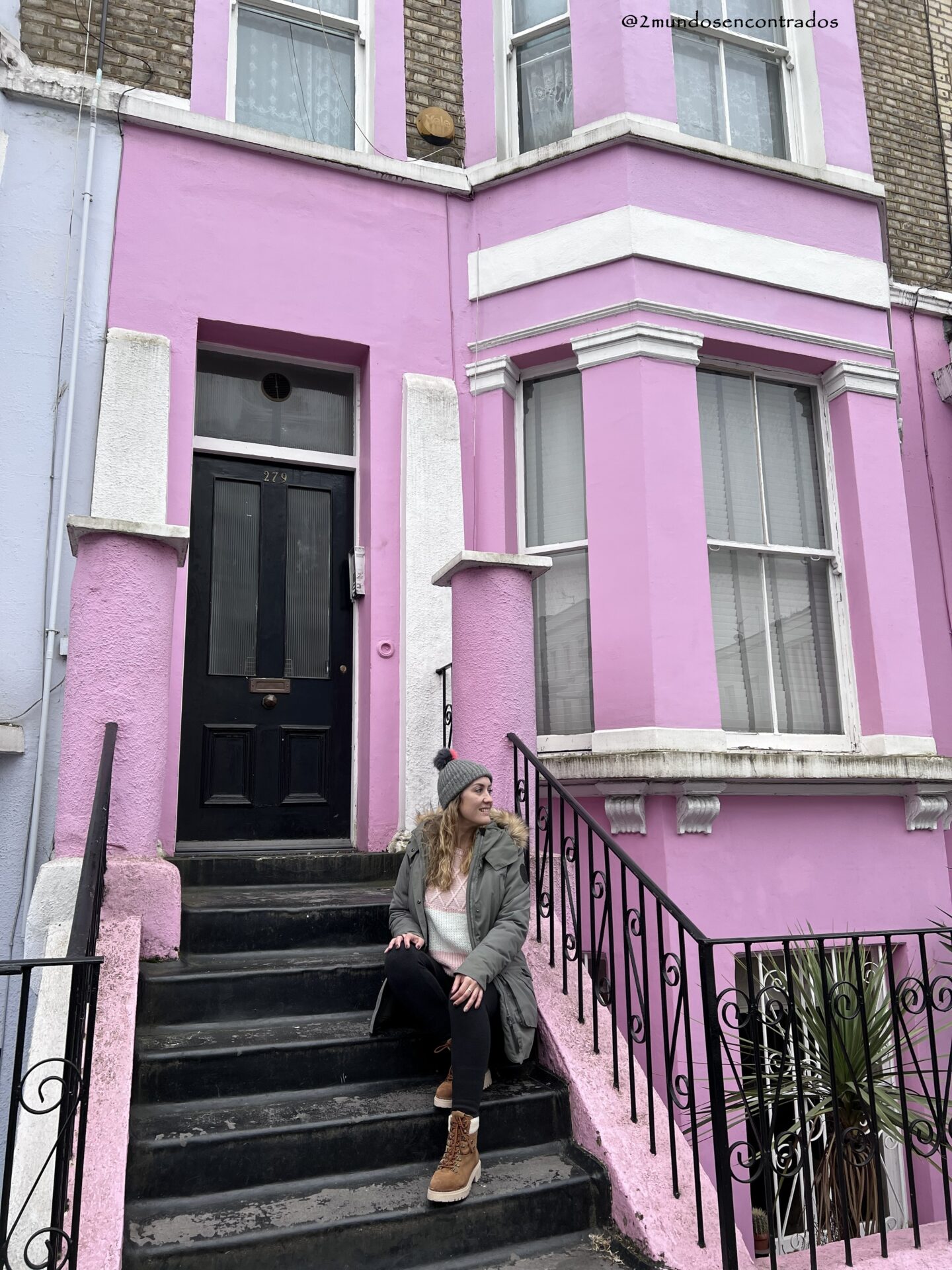 Fachadas coloridas de las casas de Notting Hill, un barrio pintoresco de Londres.