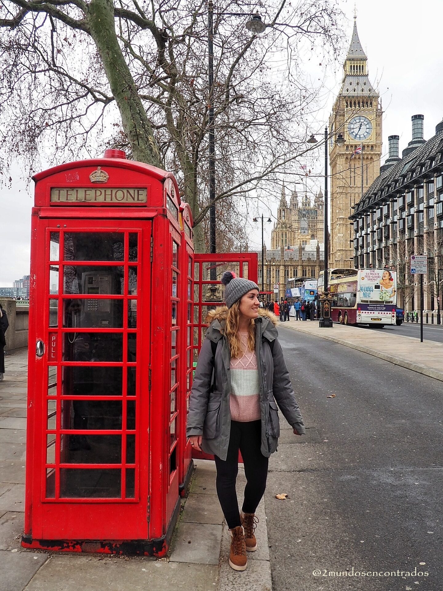 Cabina roja y el Big Ben, iconos del centro de Londres, con turistas alrededor.