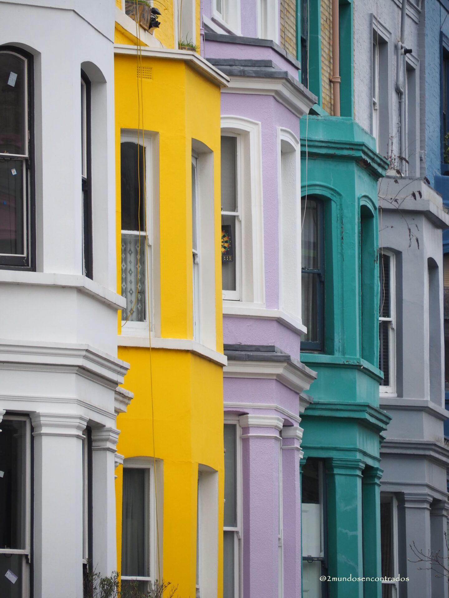 Calle de Notting Hill en Londres con sus icĂłnicas casas de colores alineadas.