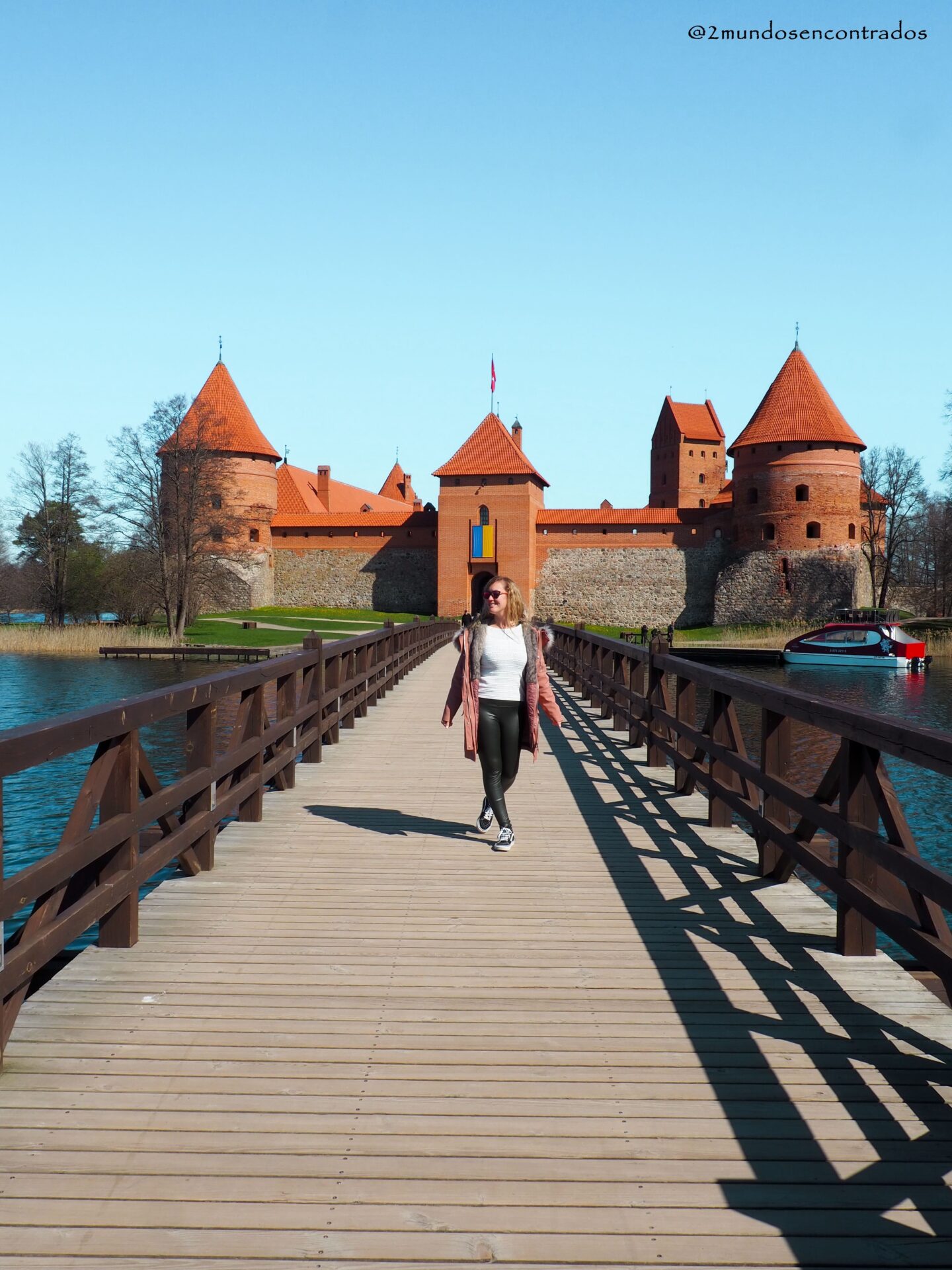 Vista panorámica del castillo de Trakai desde la orilla