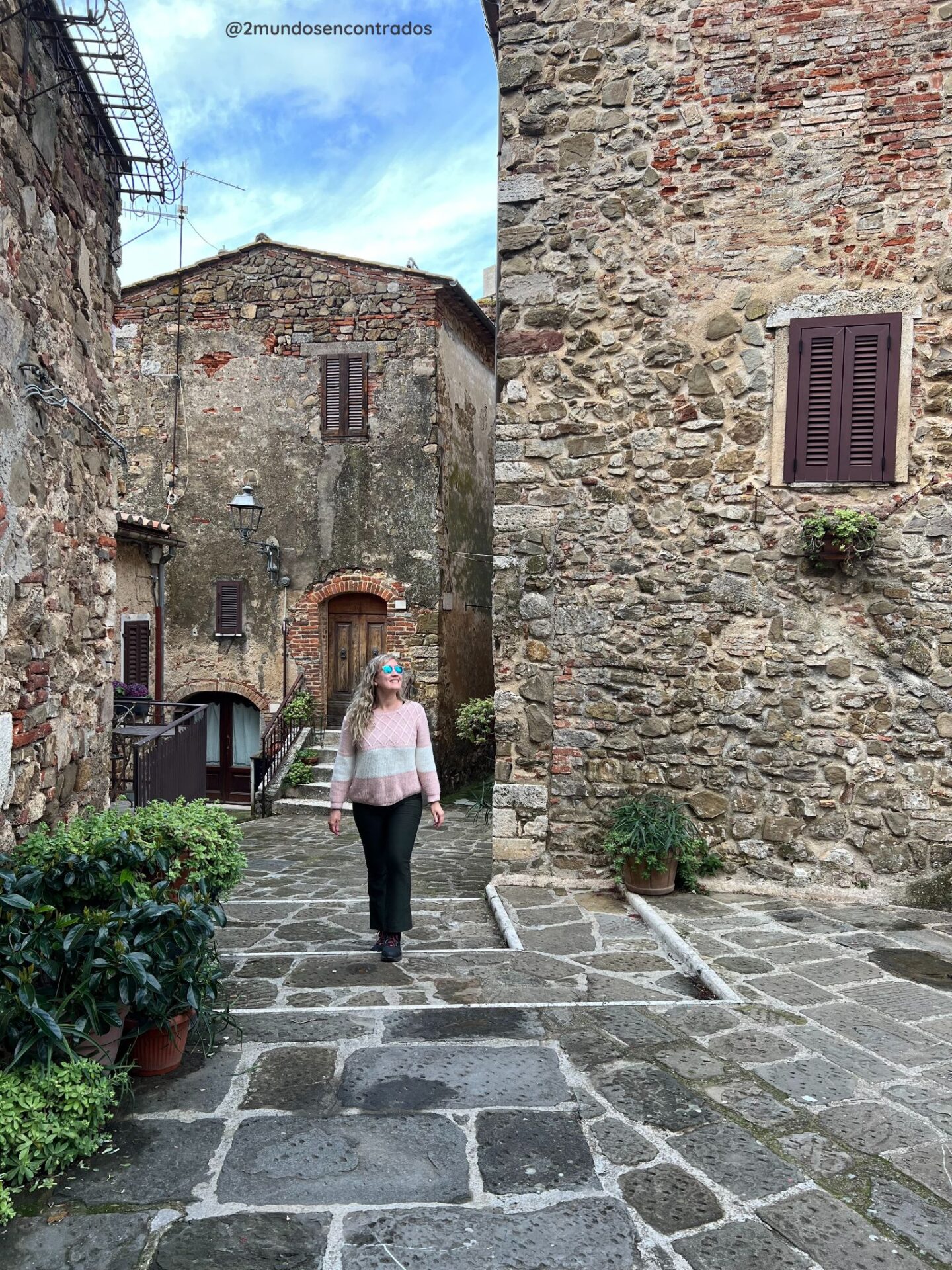 Casas de piedra y calles empedradas en un pueblo medieval de la Toscana, parte del itinerario por la Toscana en 9 días