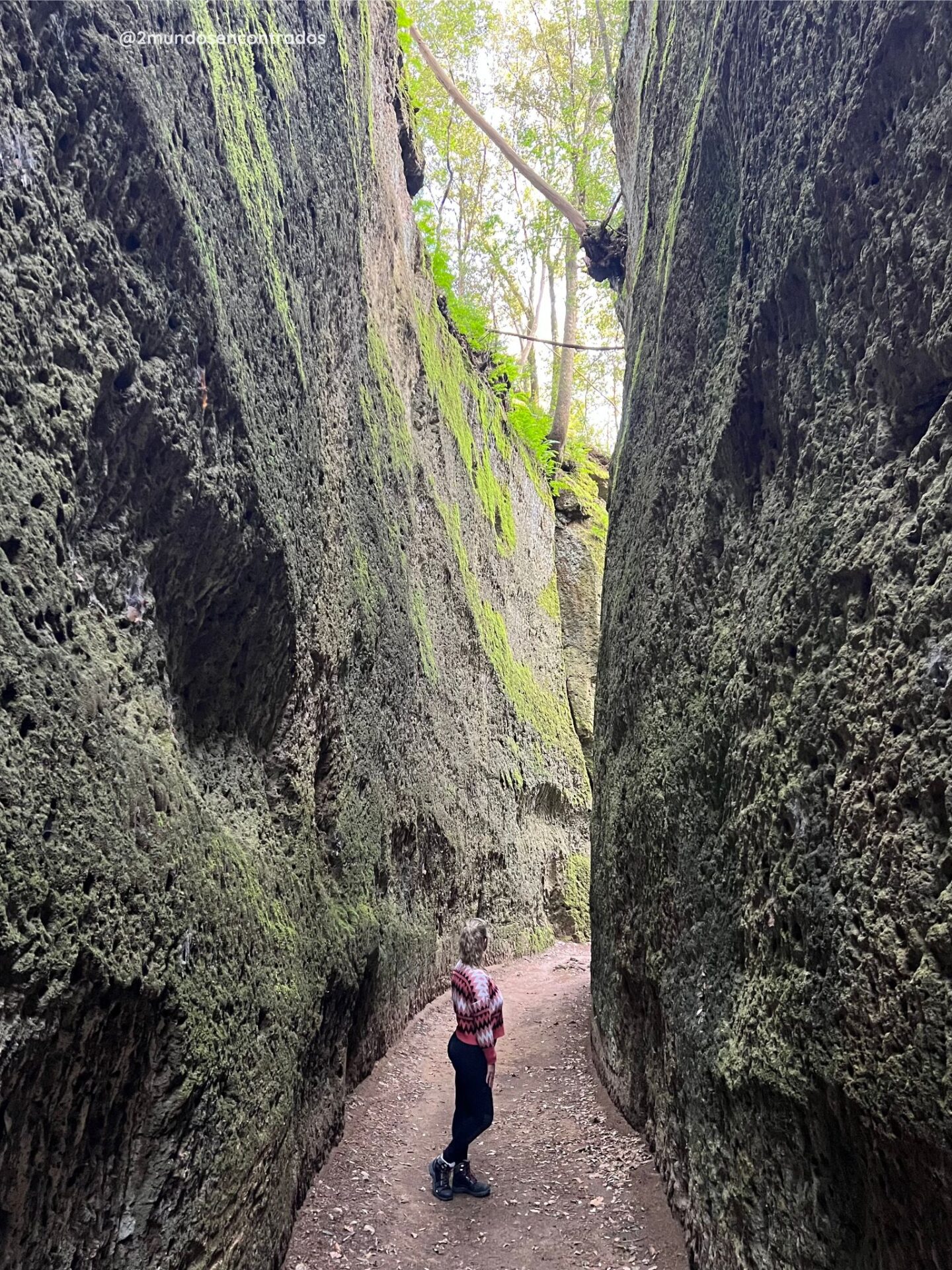 Caminando por la Via Cava en Pitigliano, incluida en nuestro itinerario por la Toscana en 9 días