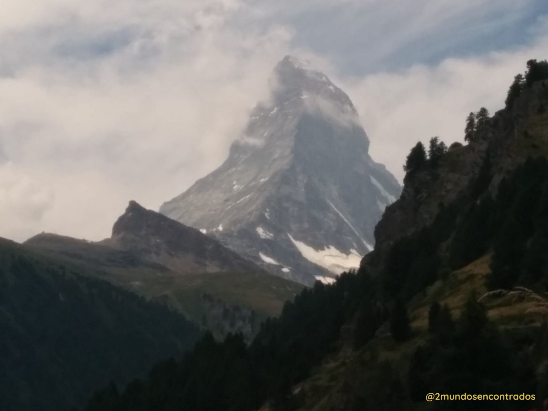 Paisaje alpino con el Matterhorn al fondo.