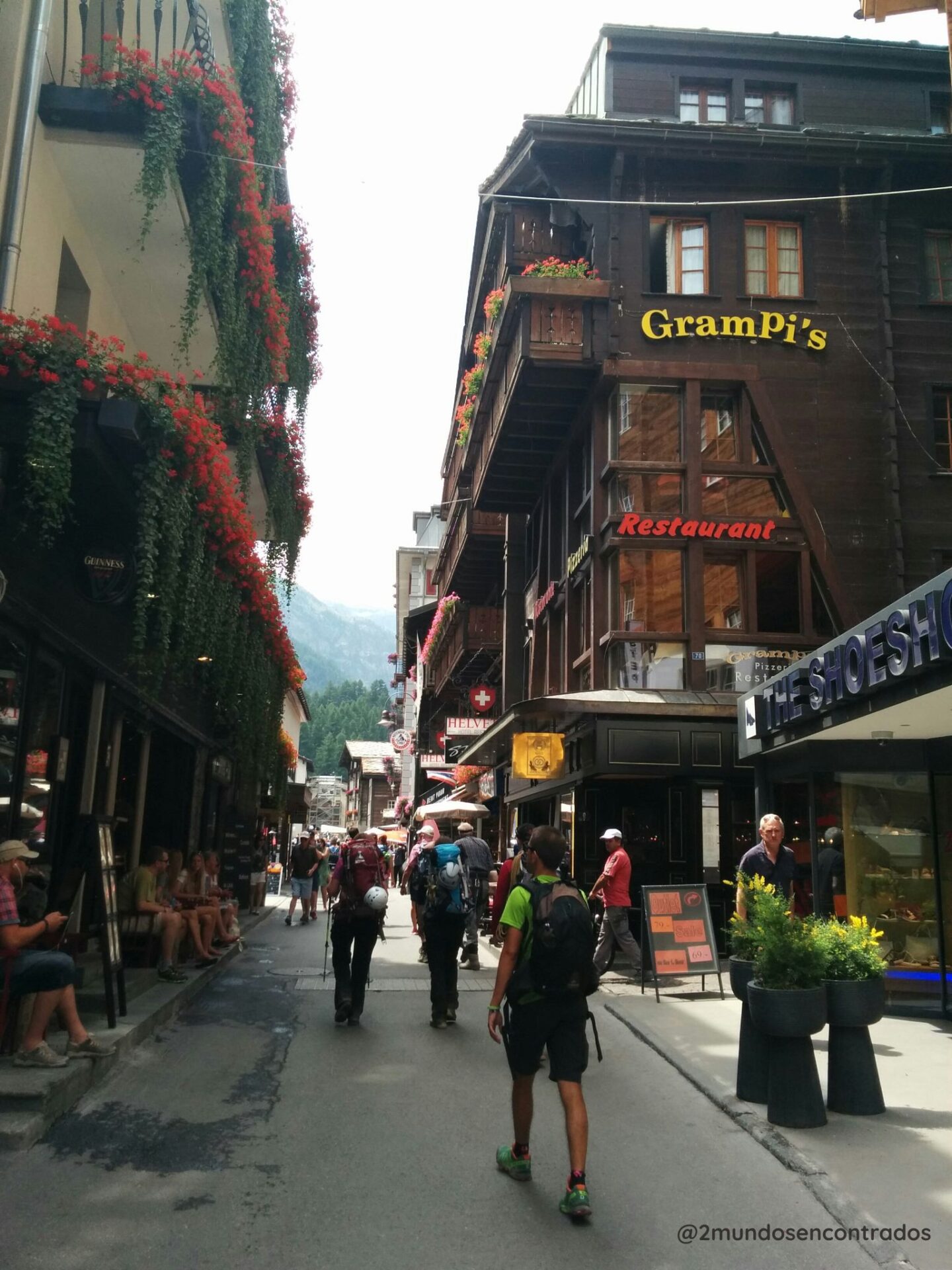 Calle principal de Zermatt con tiendas y cafés alpinos