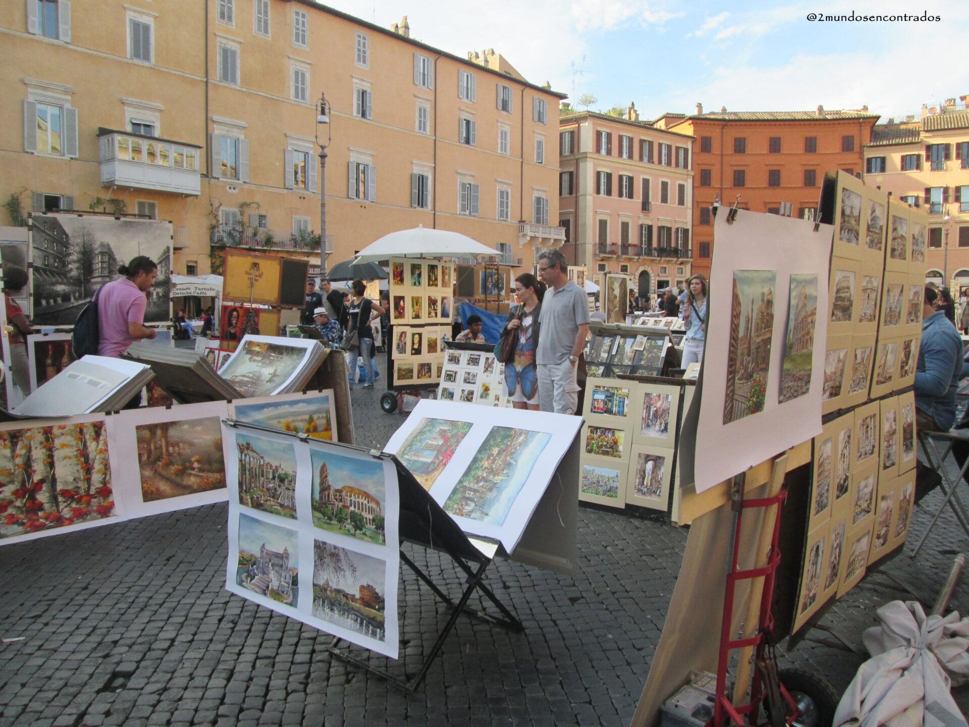 Turistas paseando por la Piazza Navona con artistas callejeros y cafés