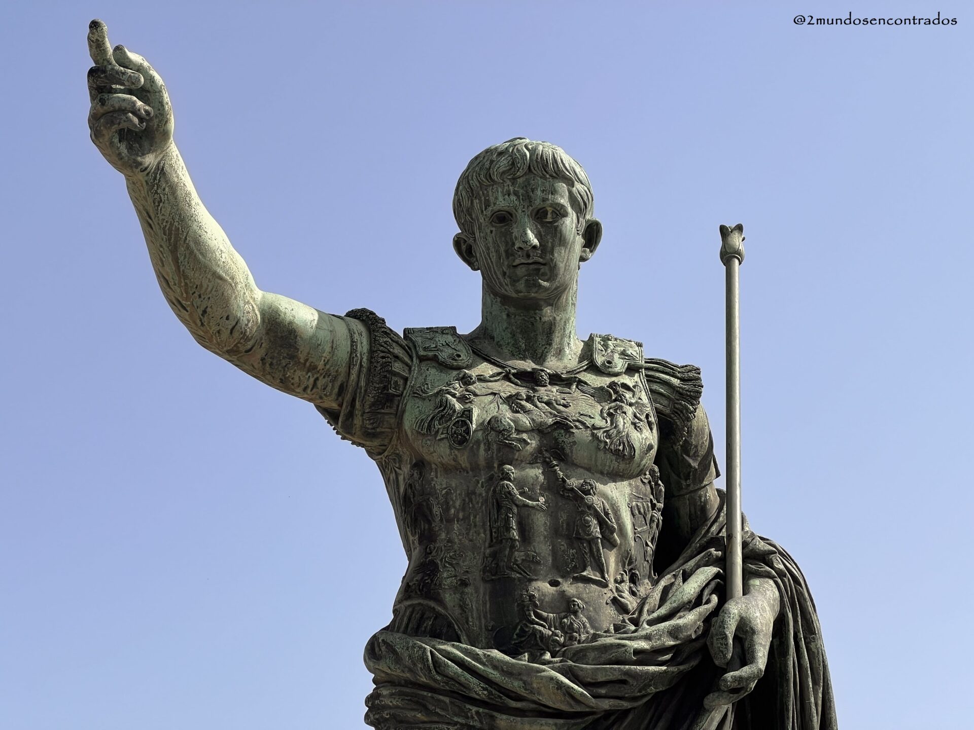 Estatua de soldado romano en el centro histórico durante una ruta de qué ver en Roma en 4 días