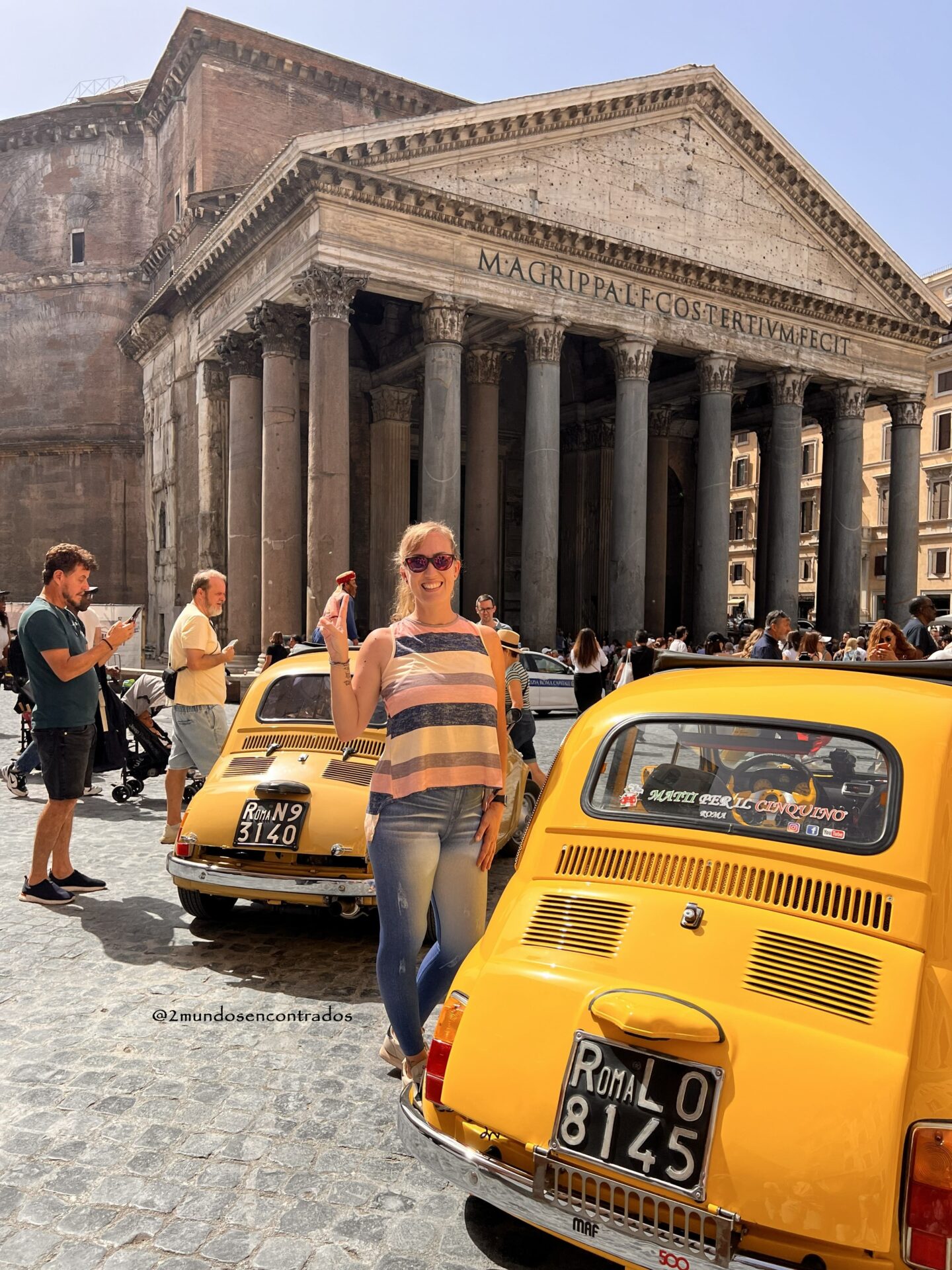 Pantheon, Rome visto desde la plaza con un coche clásico aparcado delante