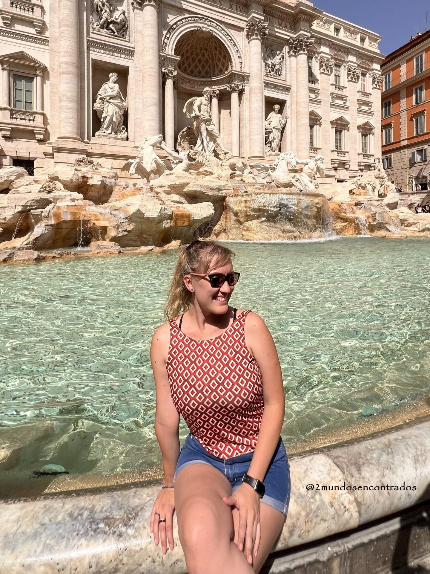 Trevi Fountain de día llena de visitantes en el centro de Roma