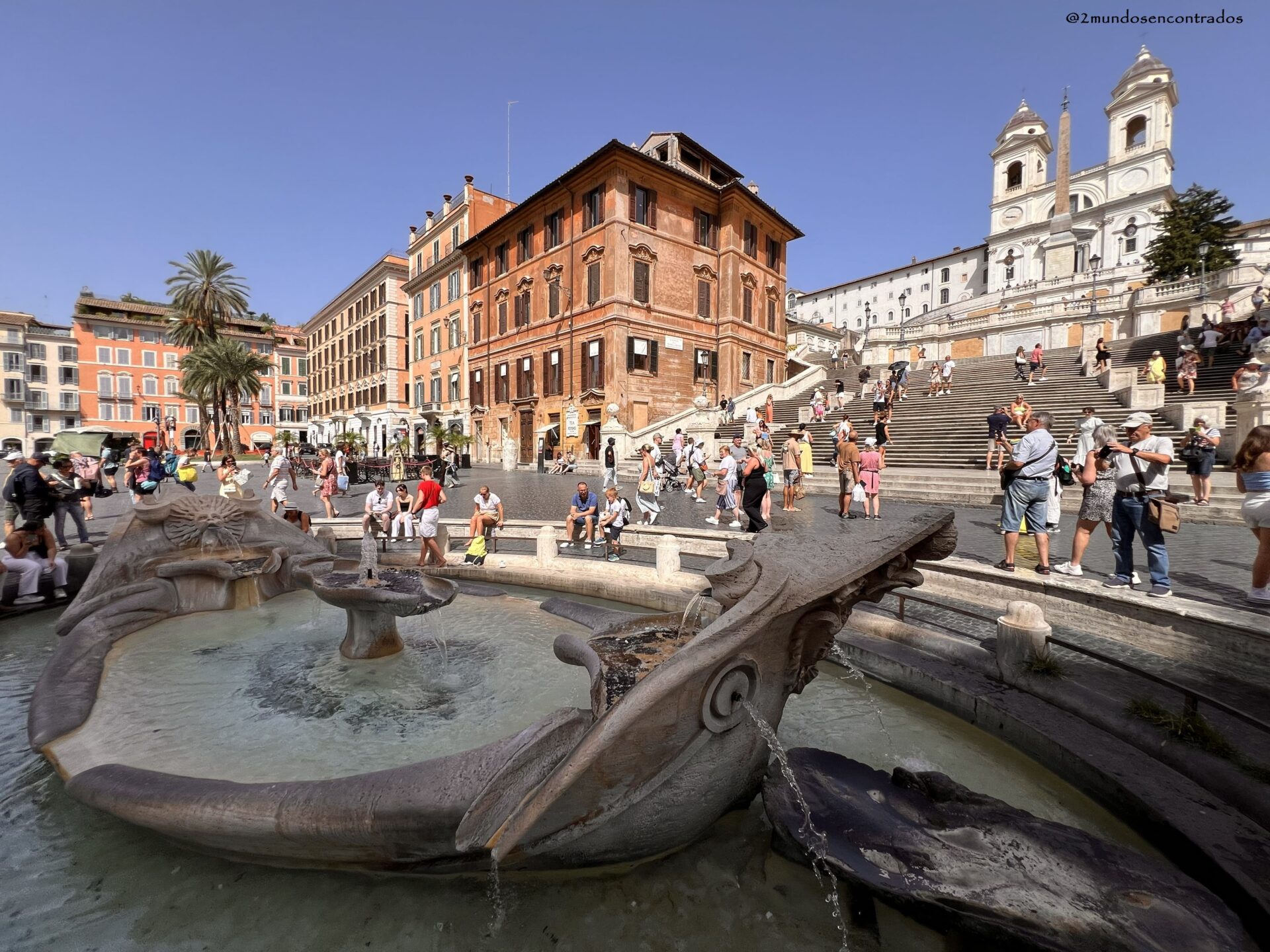 Vista de la Escalinata de la Plaza de España en Roma con turistas subiendo y bajando