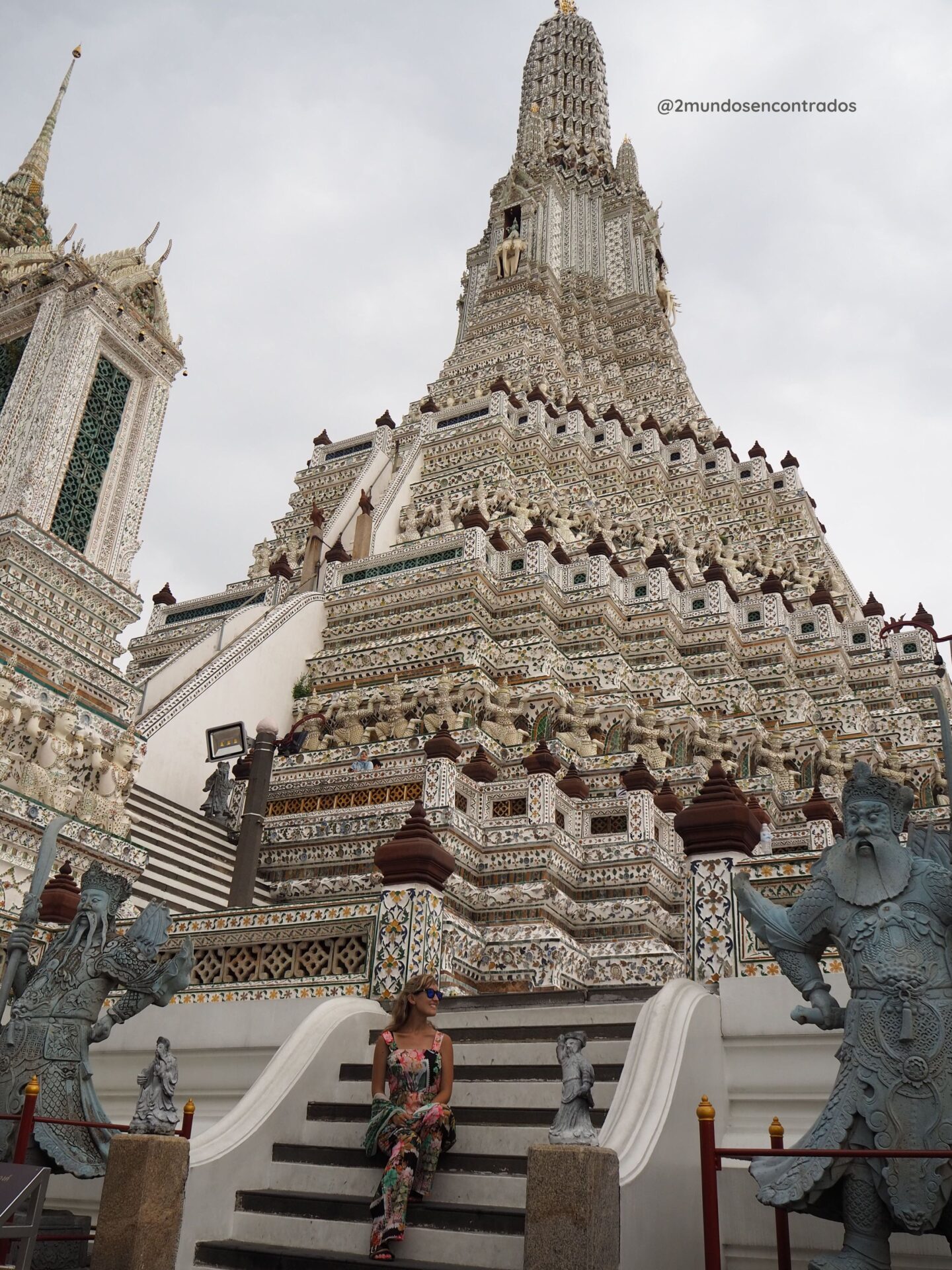 Detalles únicos y coloridos en la torre central del Wat Arun, ruta por Tailandia en 16 días