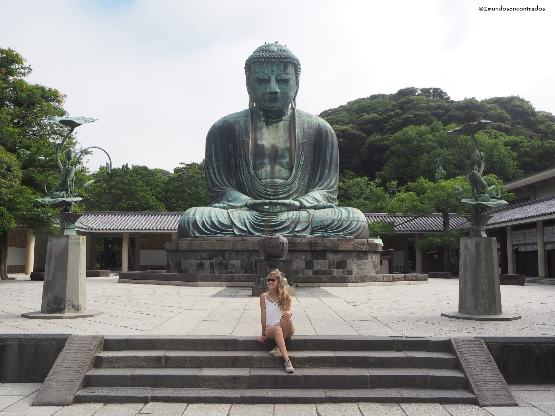 El Gran Buda de Kamakura rodeado de árboles